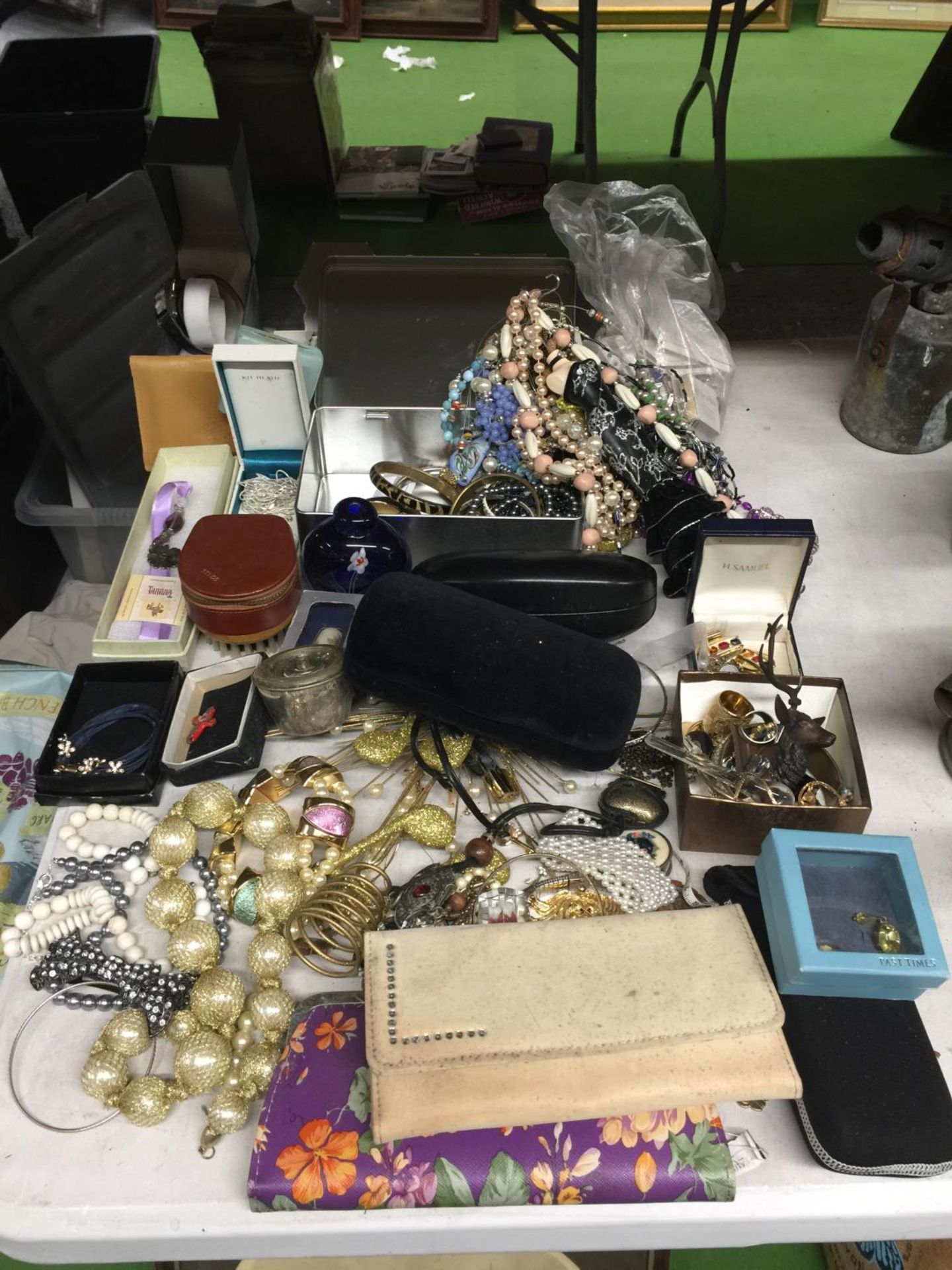 A QUANTITY OF COSTUME JEWELLERY, PURSES, TRINKETS, ETC