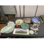 A COLLECTION OF CERAMIC ITEMS TO INCLUDE STUDIO POTTERY EXANPLES, VILLEROY AND BOCH SANDWICH TRAY