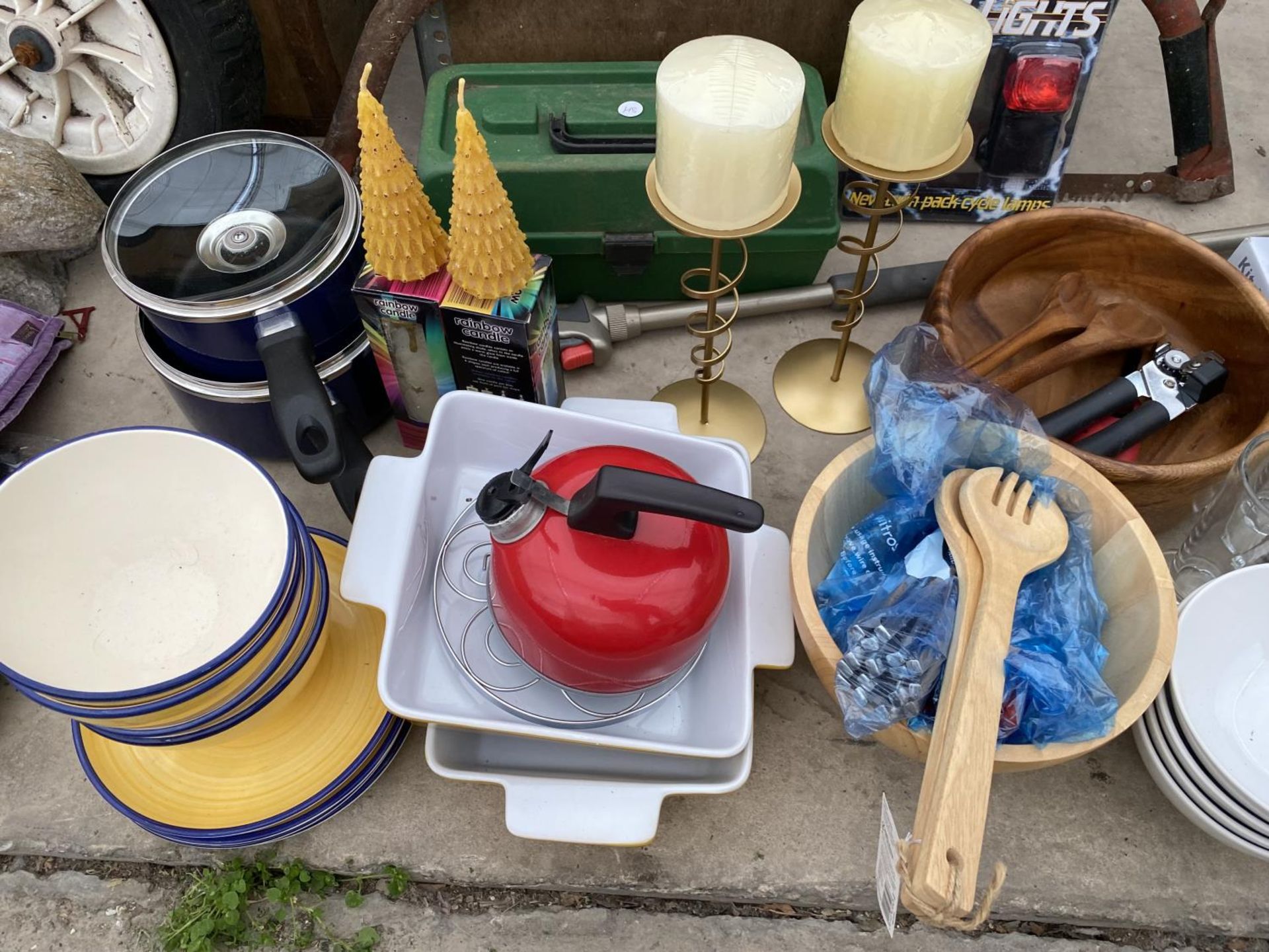 AN ASSORTMENT OF KITCHEN ITEMS TO INCLUDE SALAD BOWLS, RAMEKINS AND CANDLE HOLDERS ETC - Image 2 of 6