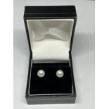 A PAIR OF 18 CARAT MARKED 750 GOLD EARRINGS IN A PRESENTATION BOX