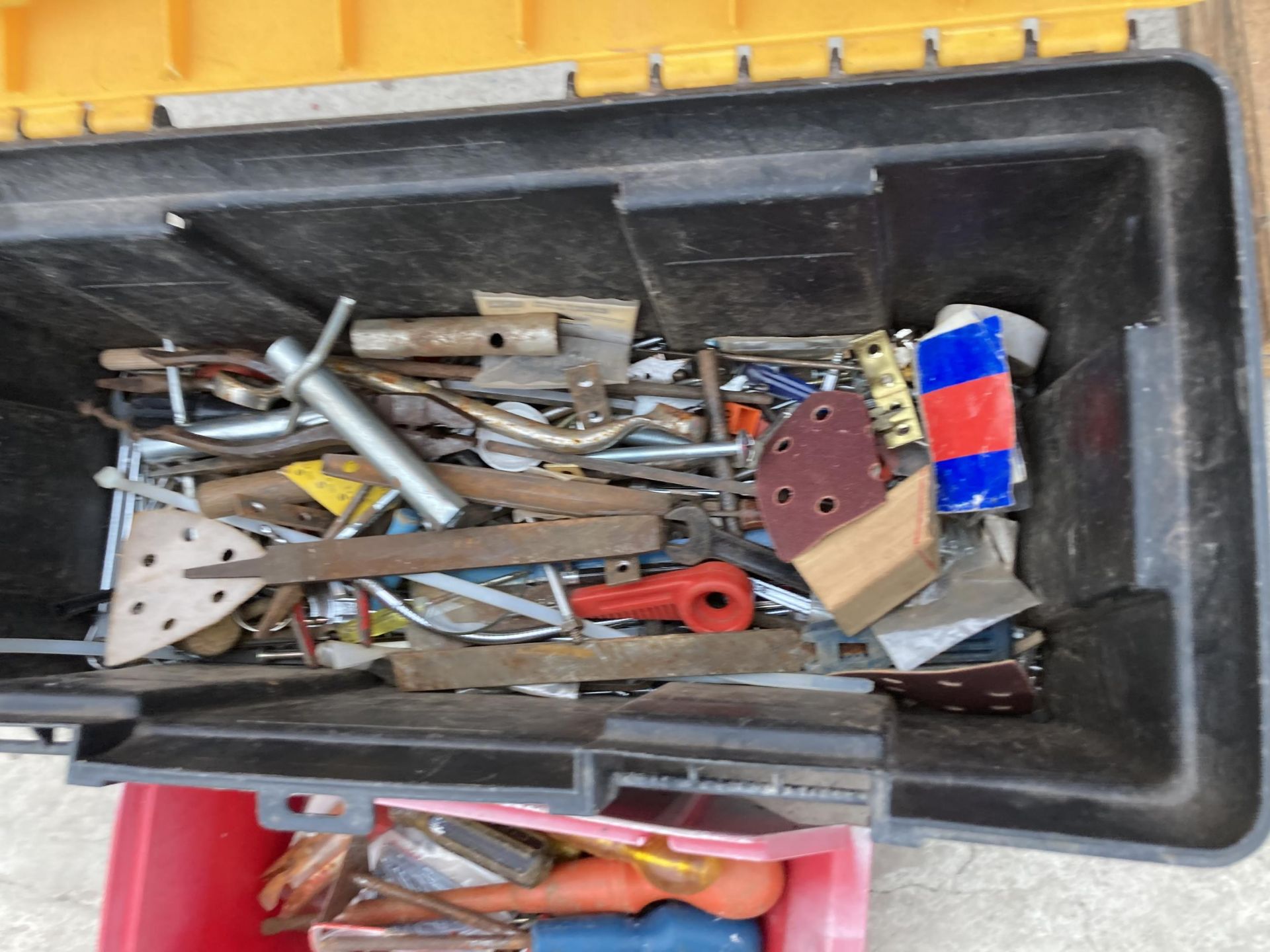 A PLASTIC TOOL BOX CONTAINING SCREW DRIVERS AND SOCKETS ETC - Image 3 of 4