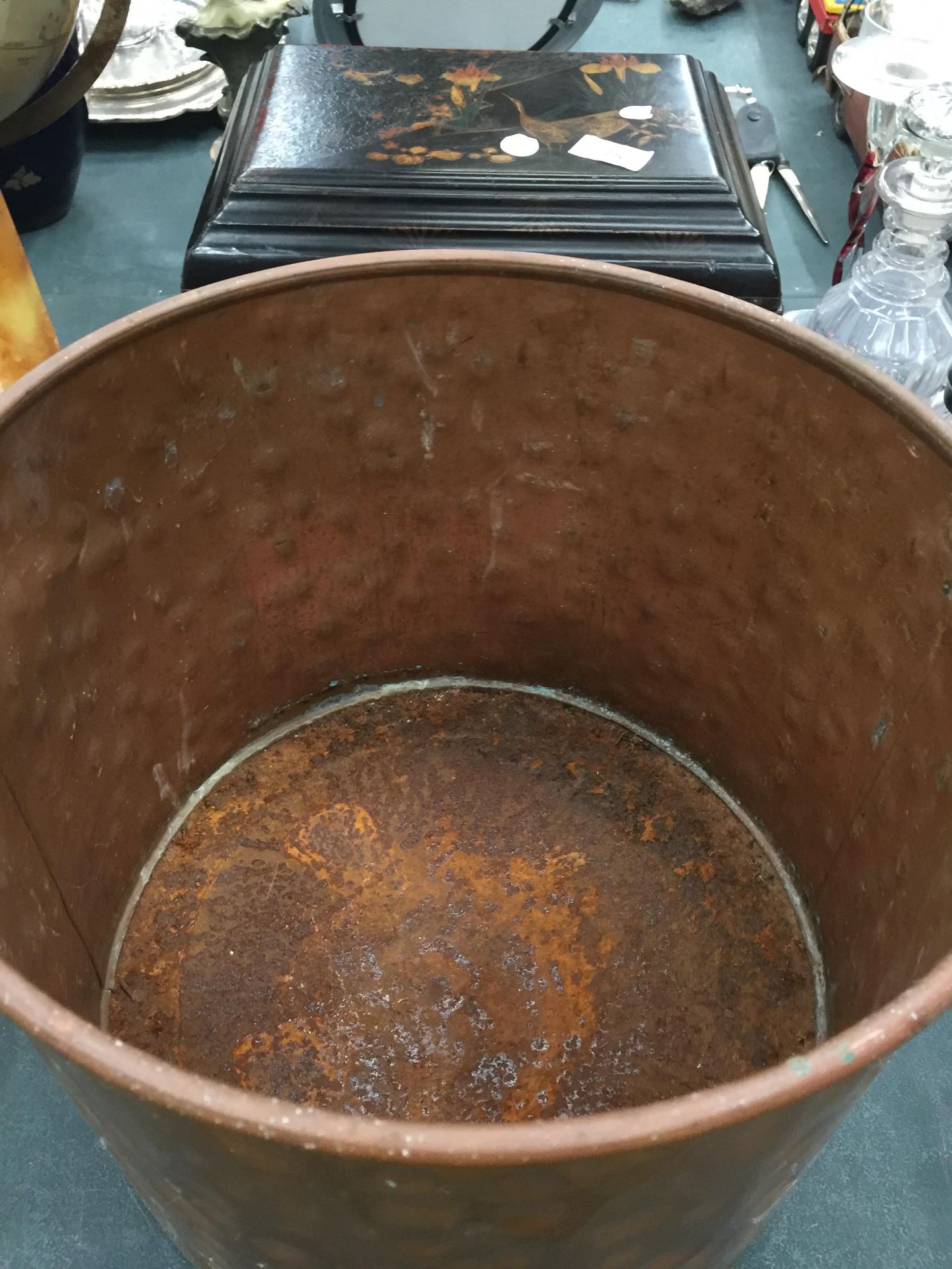 A COPPER BUCKET WITH HANDLE AND HAND BEATEN EFFECT HEIGHT 26CM, DIAMETER 31CM - Image 4 of 6