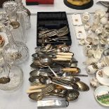 A LARGE QUANTITY OF VINTAGE FLATWARE TO INCLUDE KNIVES, FORKS, SPOONS, LADEL, ETC