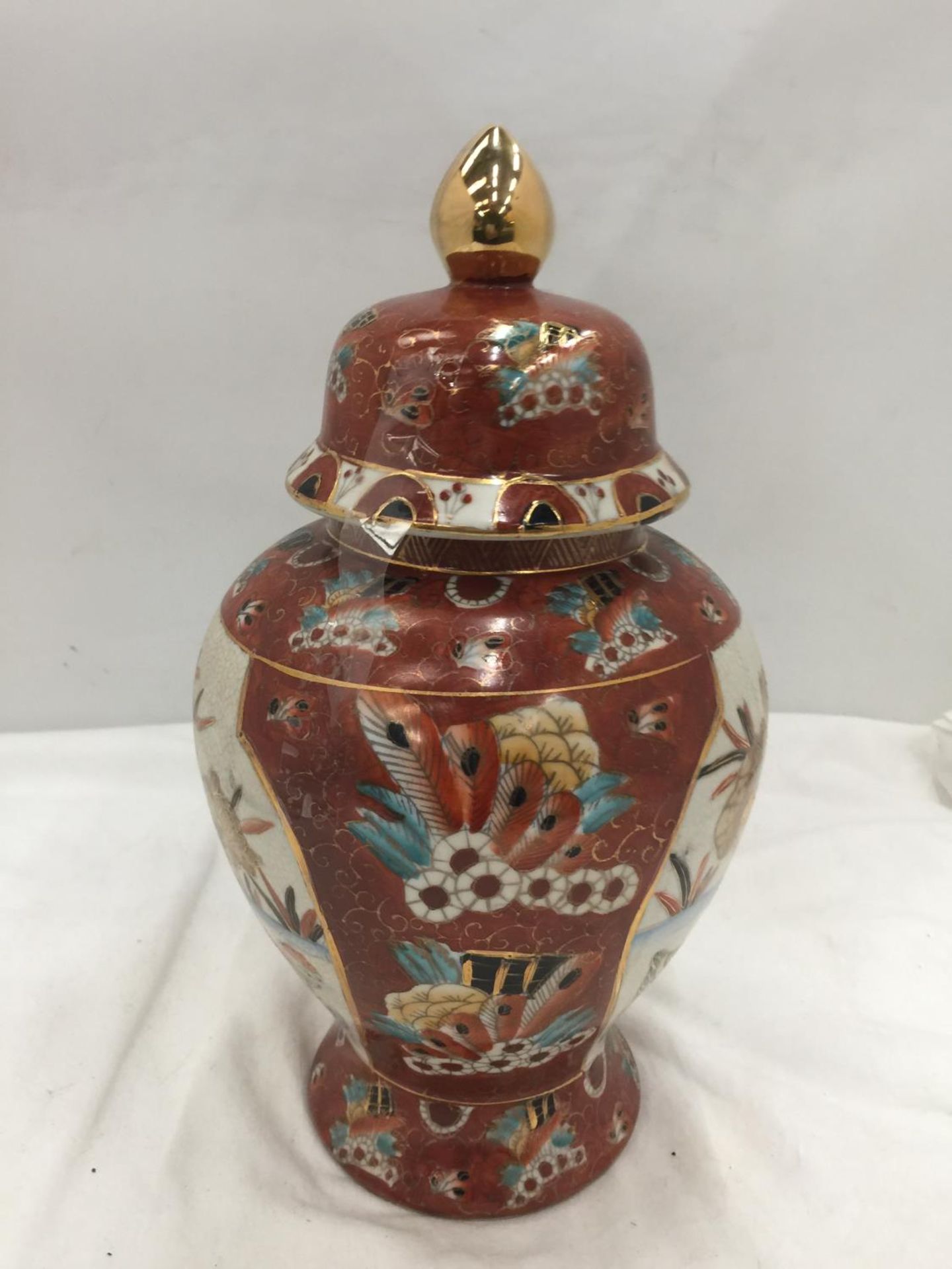 AN ORIENTAL STYLE GINGER JAR APPROX HEIGHT 33CM - Image 5 of 6