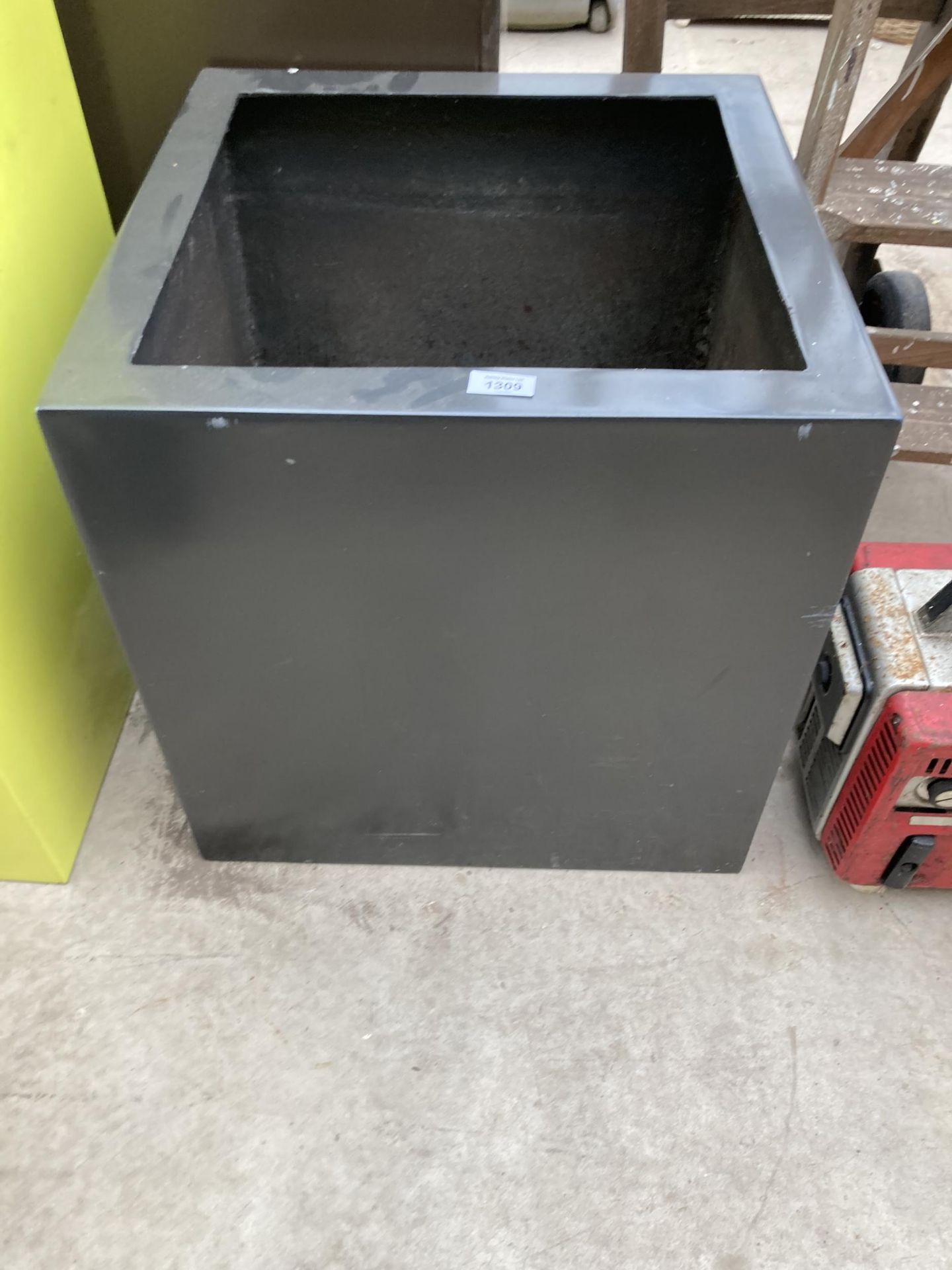 A LOW SQUARE BLACK FIBRE GLASS PLANTER (H:50CM)