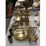 A QUANTITY OF BRASSWARE TO INCLUDE A PLANT HOLDER, CANDLESTICKS, TRIVETS, BOWLS, ETC