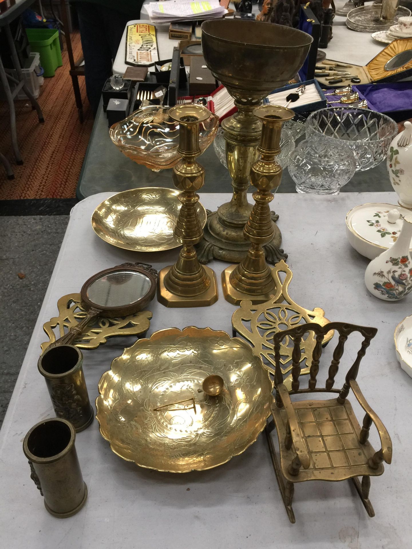 A QUANTITY OF BRASSWARE TO INCLUDE A PLANT HOLDER, CANDLESTICKS, TRIVETS, BOWLS, ETC