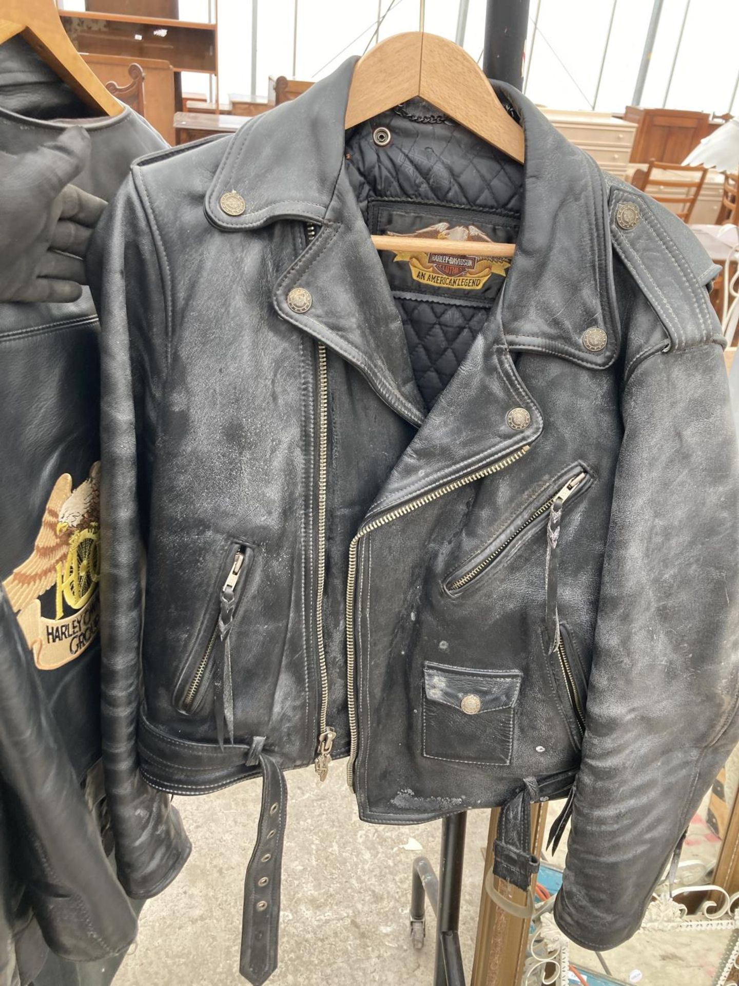 AN ASSORTMENT OF CLOTHING TO INCLUDE GENTS LEATHER JACKETS, BIKING BOOTS AND HELMETS ETC - Image 7 of 10