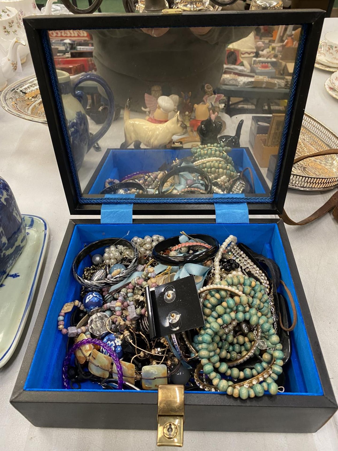 A MIRRORED JEWELLERY BOX WITH CONTENTS INCLUDING BANGLES, BEADS, NECKLACES, EARRINGS, ETC - Image 6 of 6