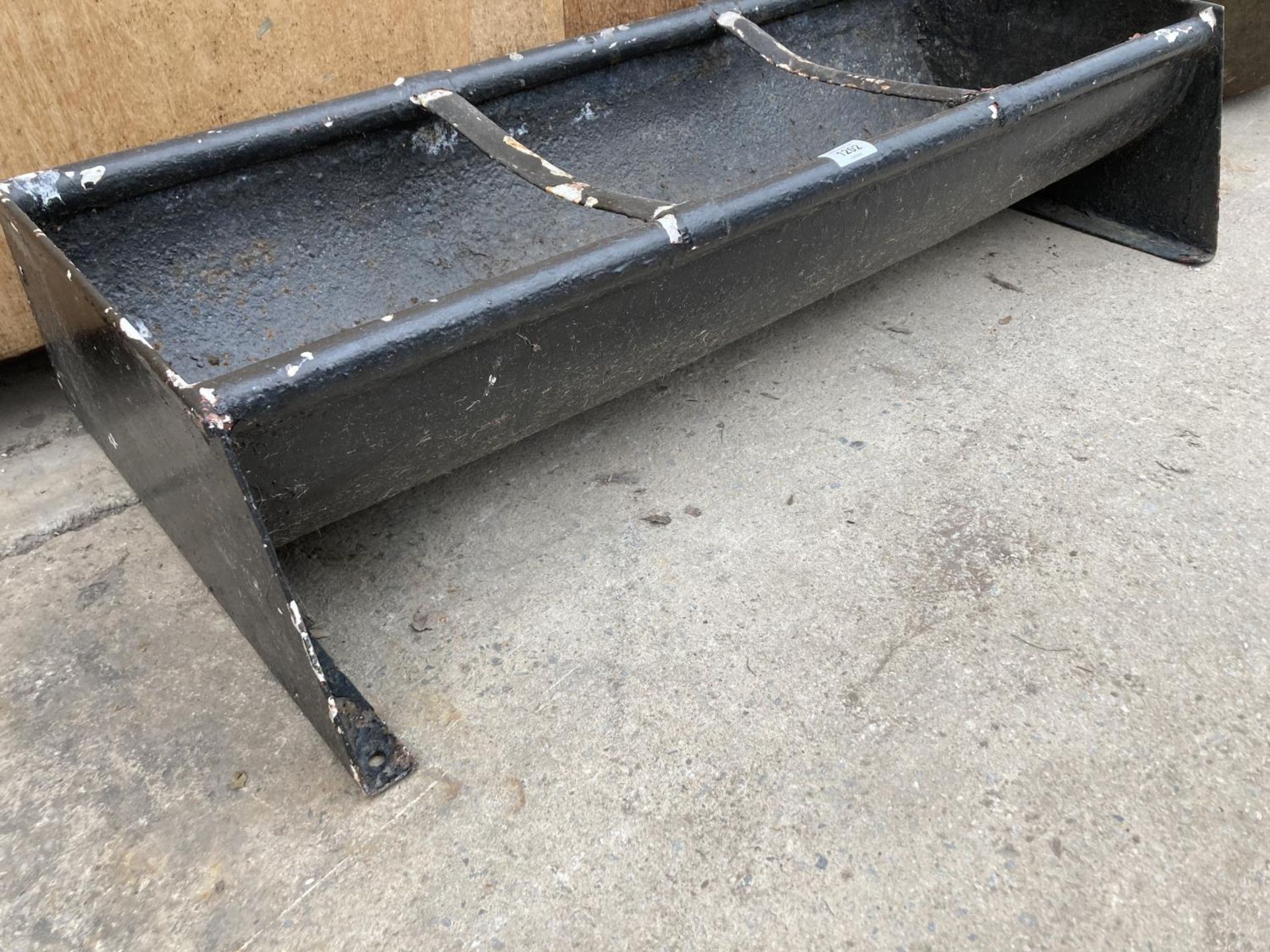 A VINTAGE CAST IRON TROUGH/PLANTER (L:92CM) - Image 3 of 8