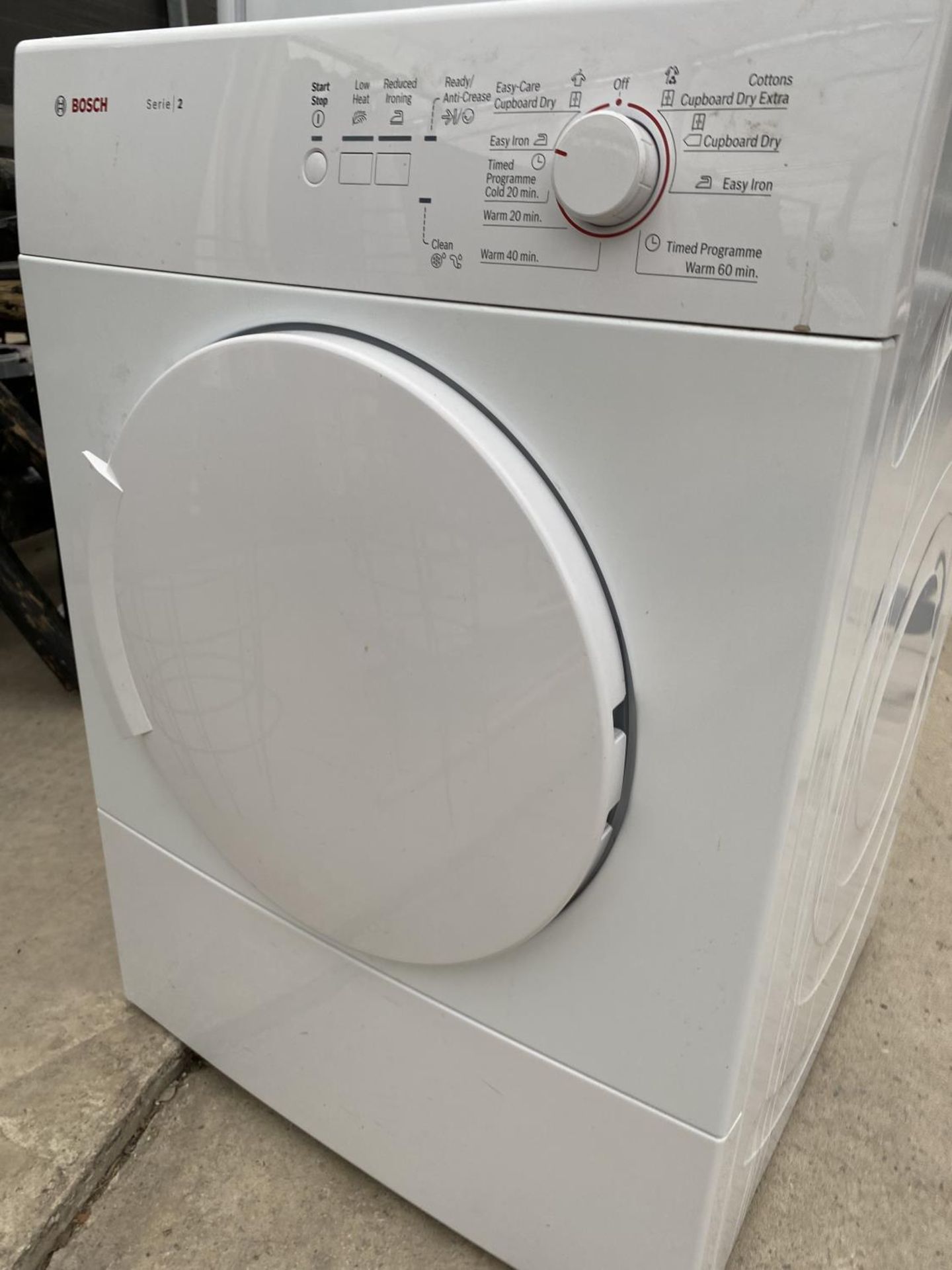 A WHITE BOSCH TUMBLE DRYER - Image 2 of 5