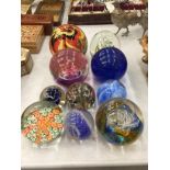 A COLLECTION OF GLASS PAPERWEIGHTS TO INCLUDE CAITHNESS