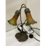 AN ART DECO STYLE TSBLE LAMP WITH TWO AMBER AND GREEN COLOURED FLUTED GLASS SHADES