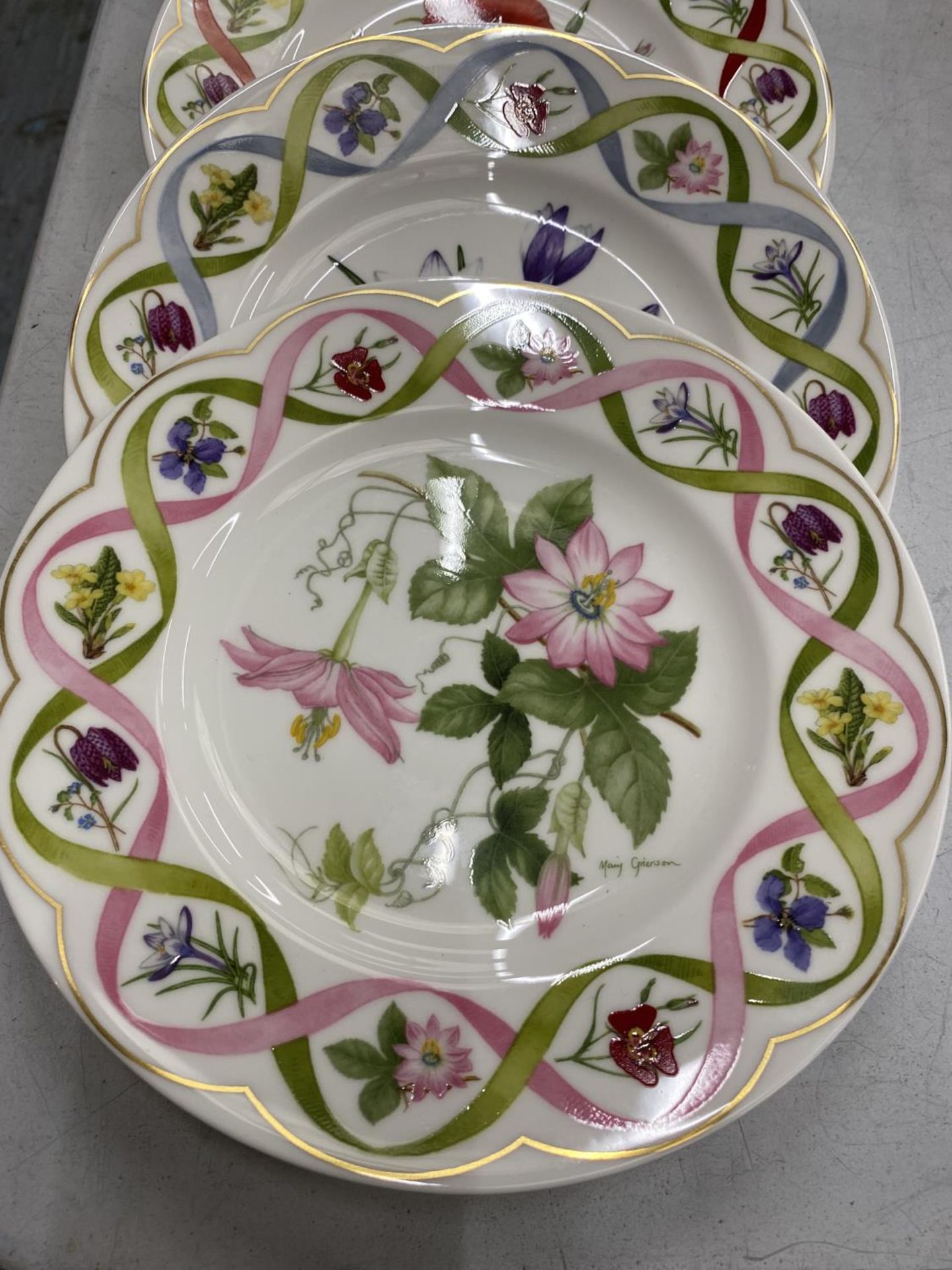 SIX WEDGWOOD 'THE FLOWER ARTISTS OF KEW' RIBBON PLATES - Image 5 of 12