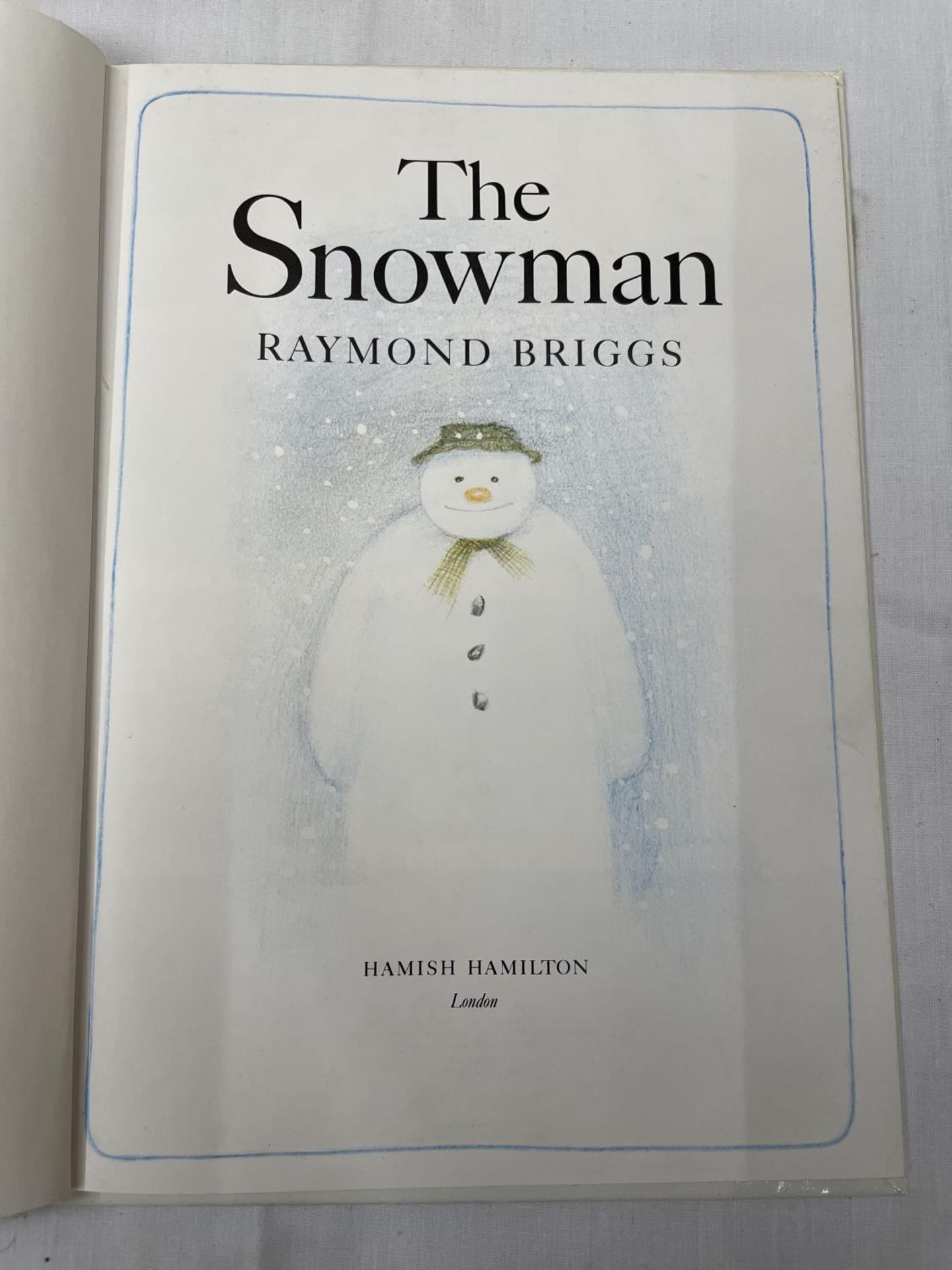 THE SNOWMAN BOOK BY RAYMOND BRIGGS - Image 2 of 3