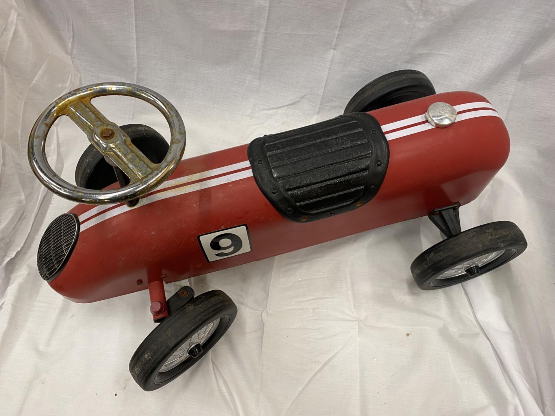 A VINTAGE CHILD'S RIDE-ON PUSH ALONG TIN RACING CAR WITH WORKING STEERING - Image 5 of 18