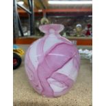 A CAITHNESS PINK SWIRL GLASS VASE HEIGHT APPROX 13CM