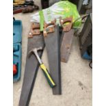 A HAMMER AND THREE VINTAGE HAND SAWS TO INCLUDE SPEAR AND JACKSON