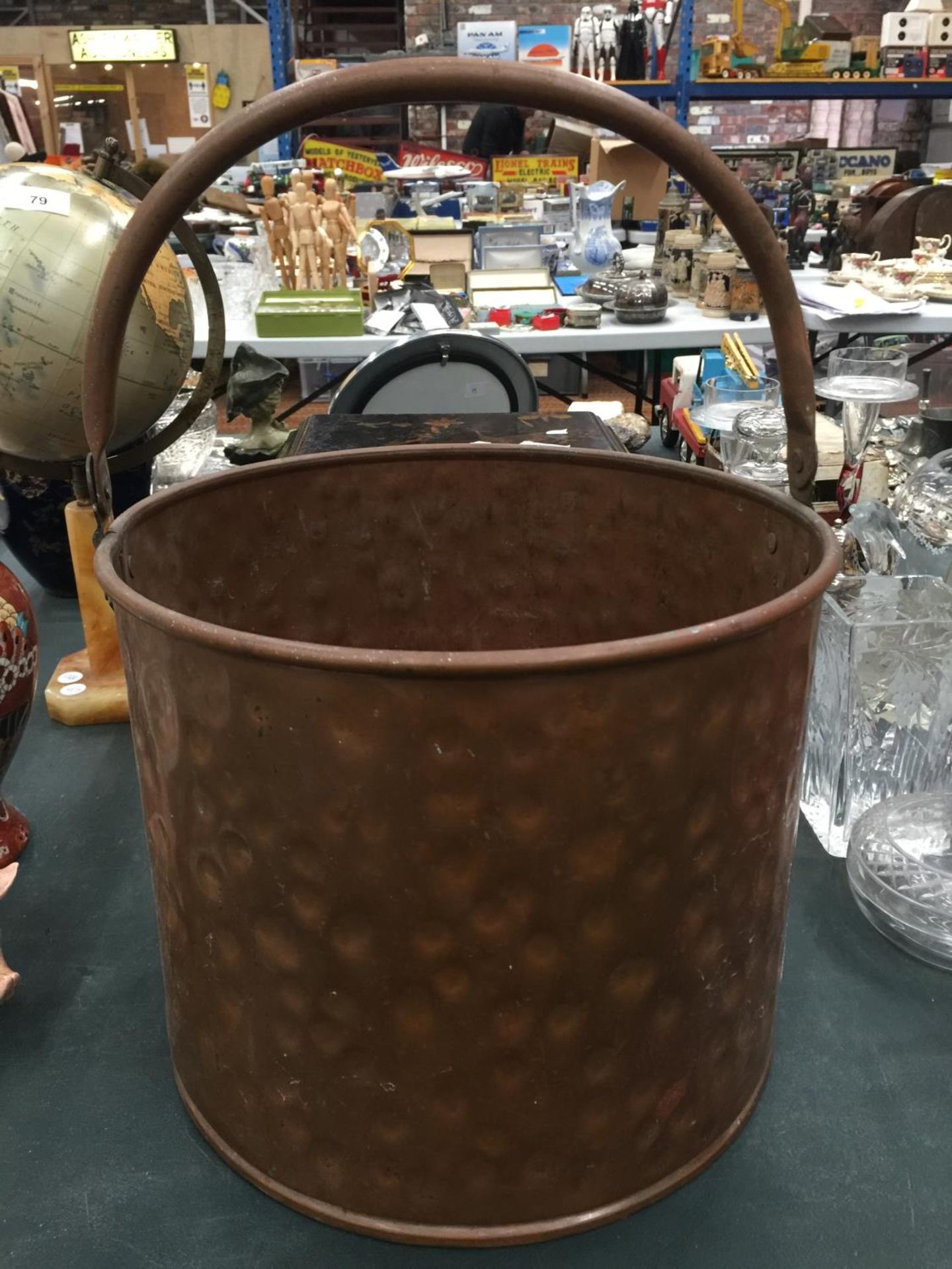 A COPPER BUCKET WITH HANDLE AND HAND BEATEN EFFECT HEIGHT 26CM, DIAMETER 31CM - Image 3 of 6