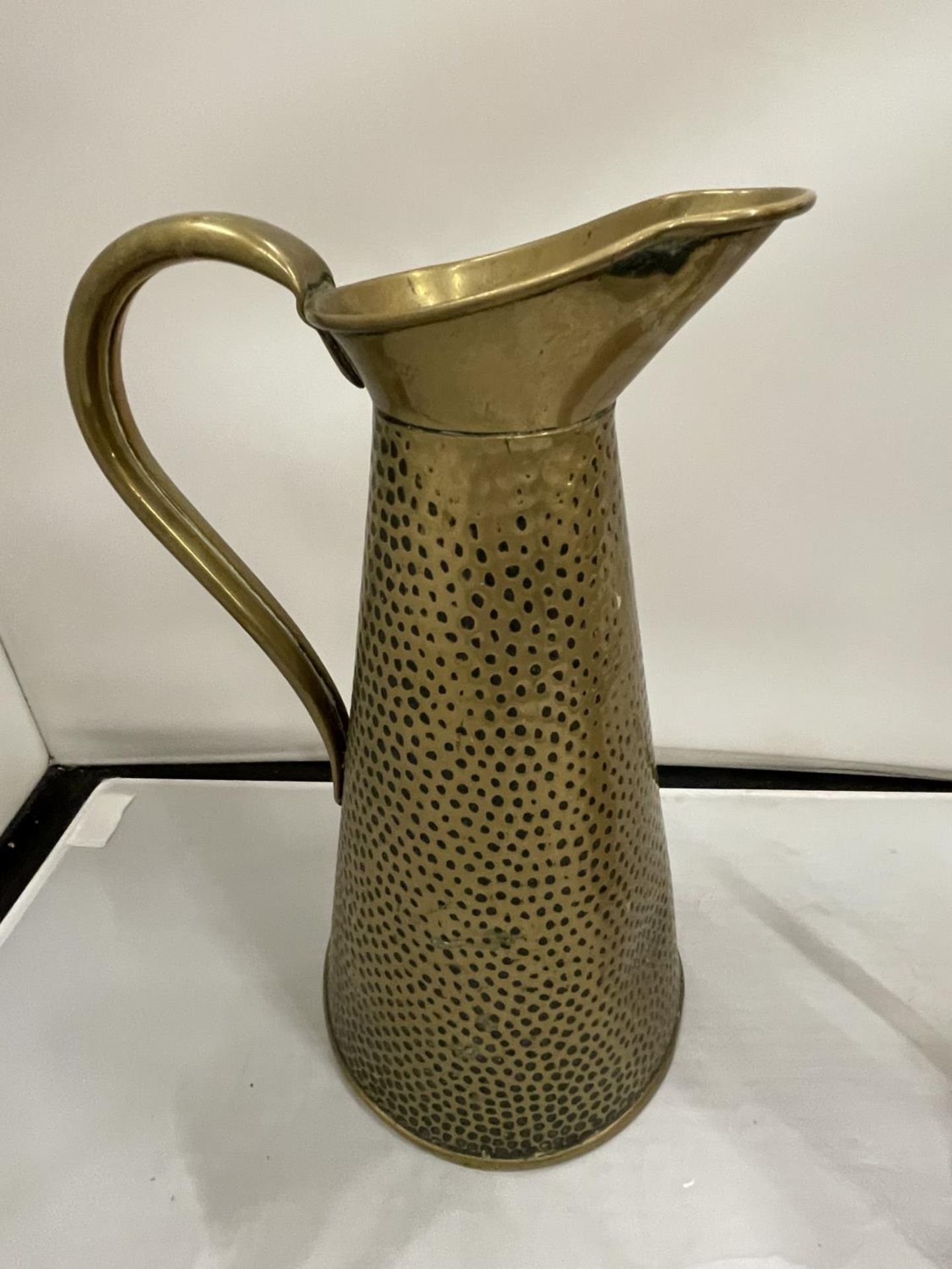 TWO JUGS BY JOSEPH SANKEY AND SONS ONE BEATEN BRASS AND ONE COPPER - Image 3 of 4