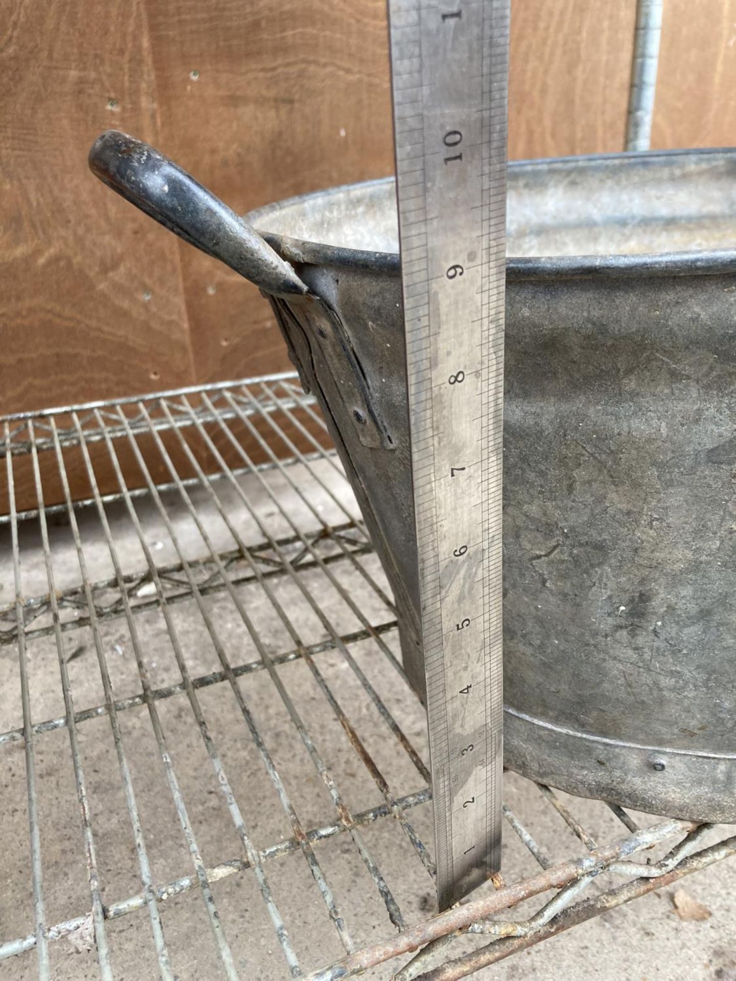 A VINTAGE GALVANISED TIN BATH - Image 6 of 8