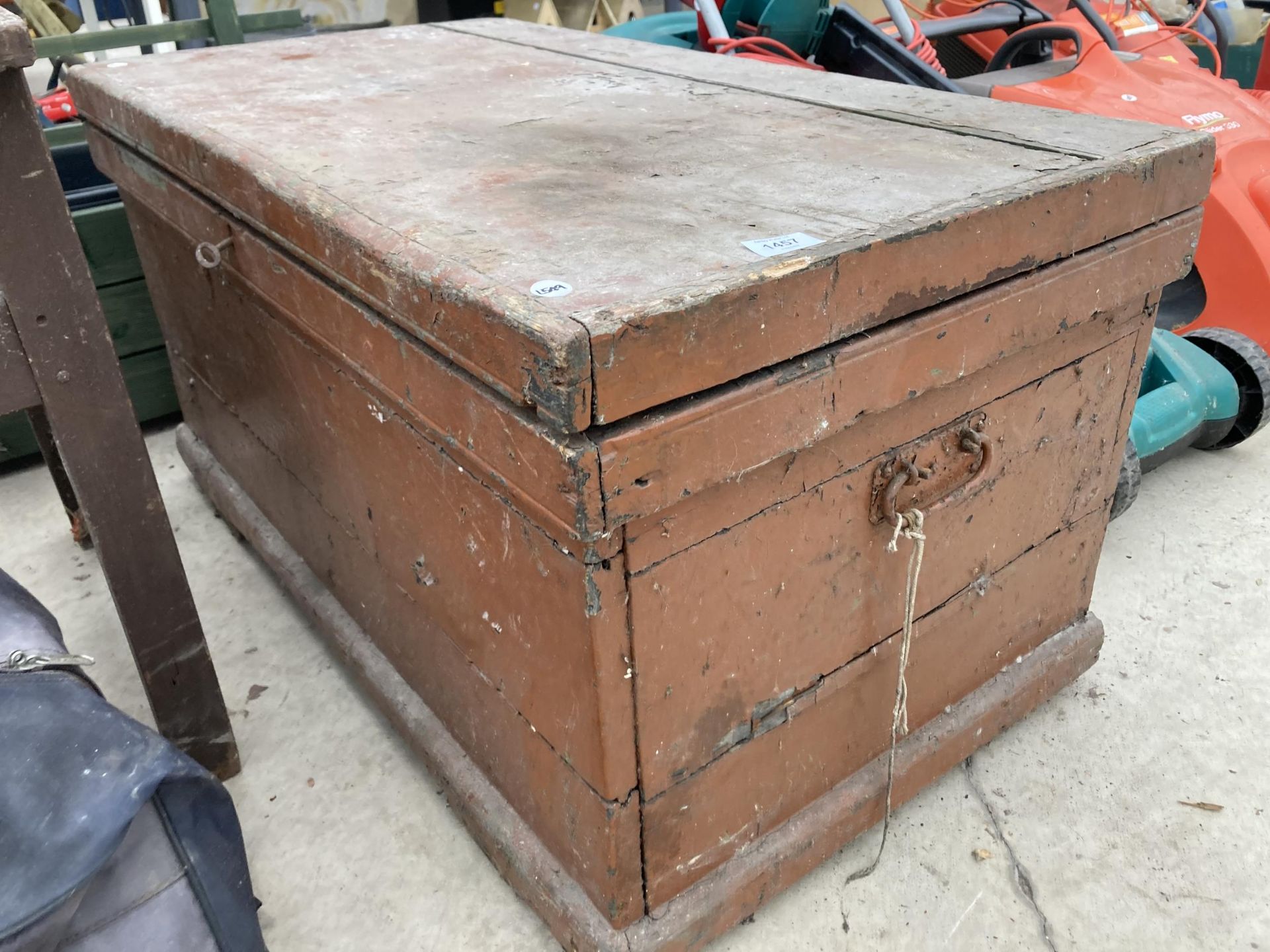 A LARGE VINTAGE WOODEN TOOL CHEST - Image 3 of 5