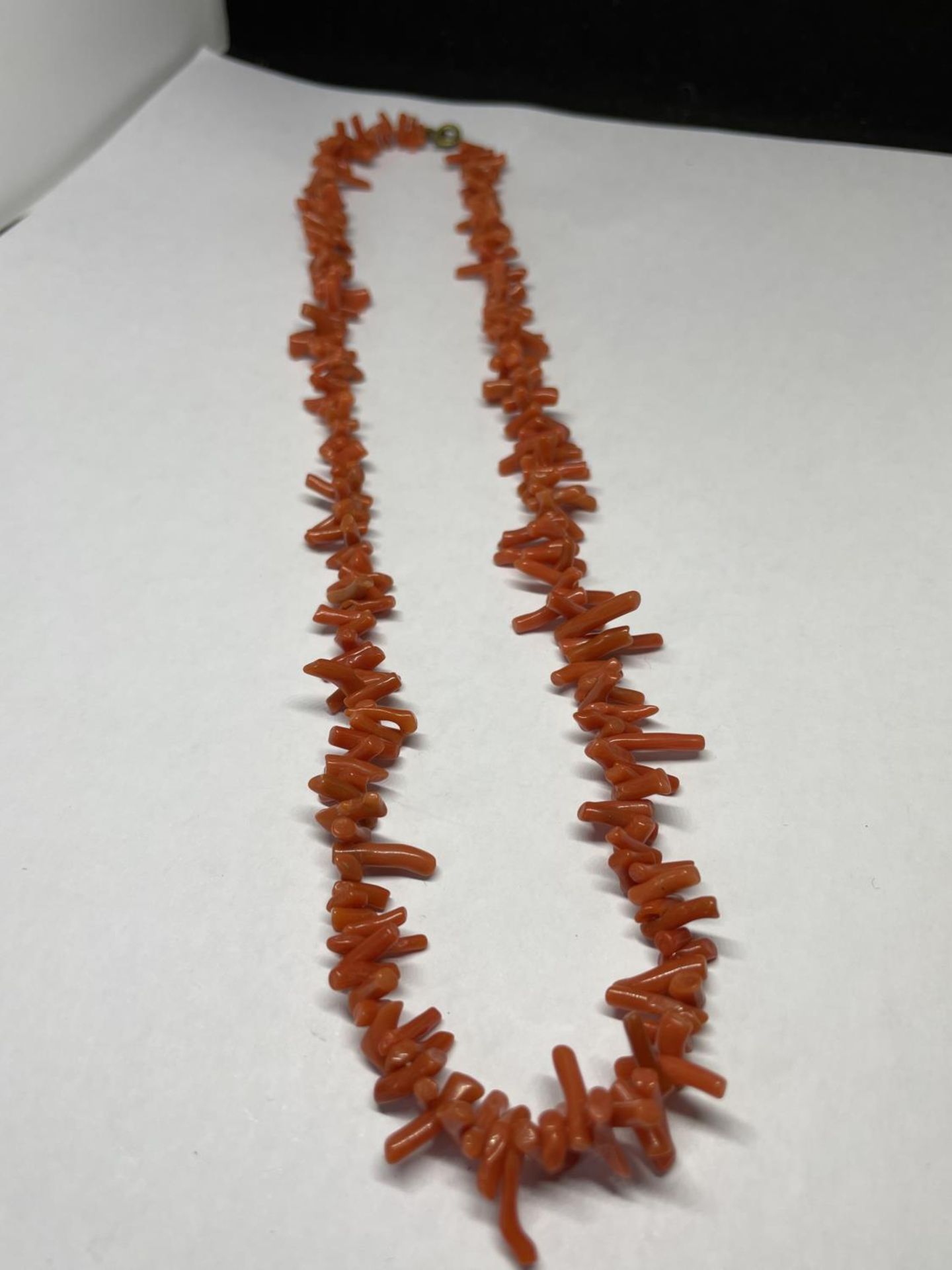 A CORAL NECKLACE IN A PRESENTATION BOX - Image 2 of 6