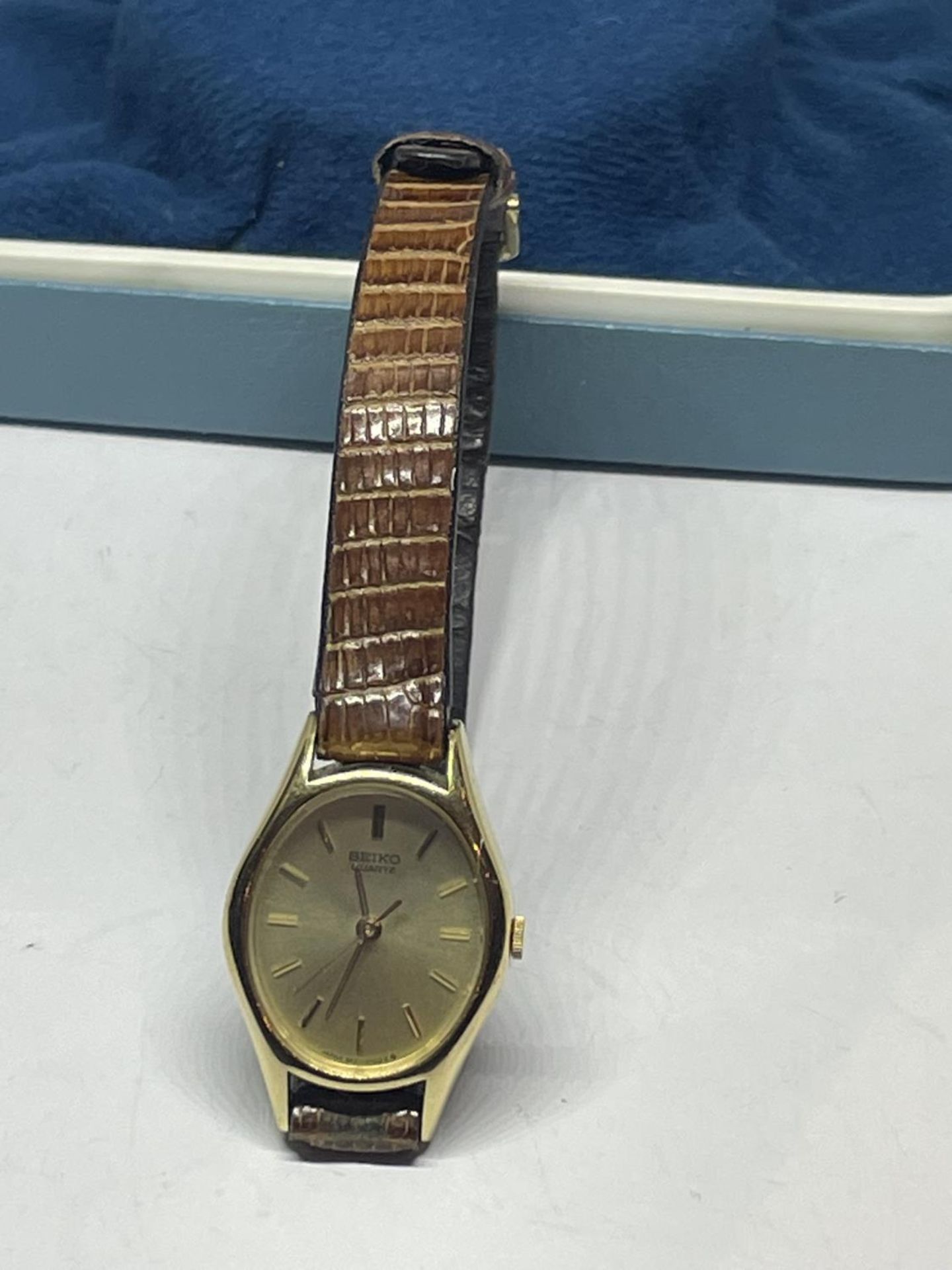 A SEIKO WRIST WATCH WITH A LEATHER STRAP IN A PRESENTATION BOX SEEN WORKING BUT NO WARRANTY - Image 2 of 4