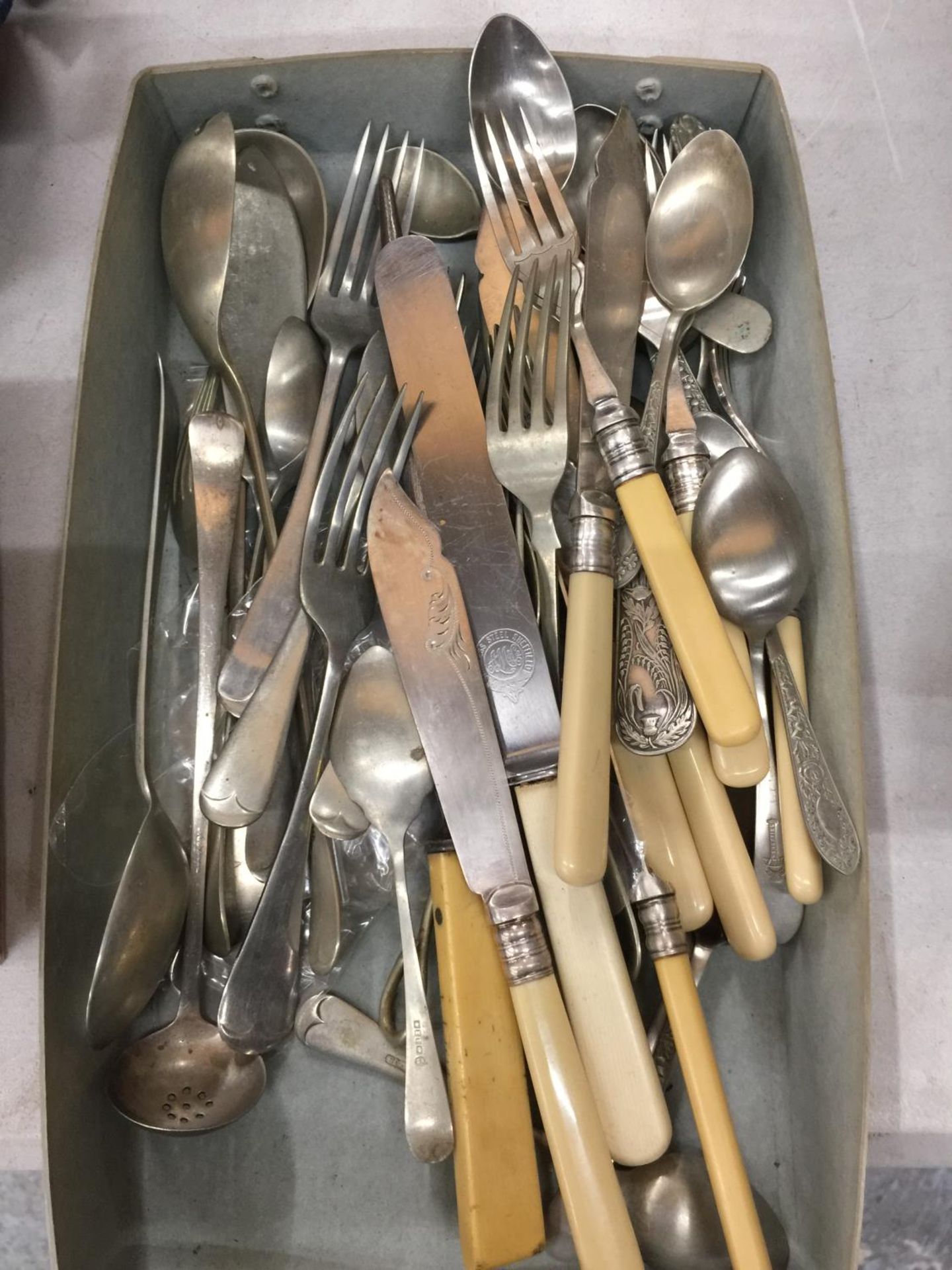 A QUANTITY OF VINTAGE FLATWARE