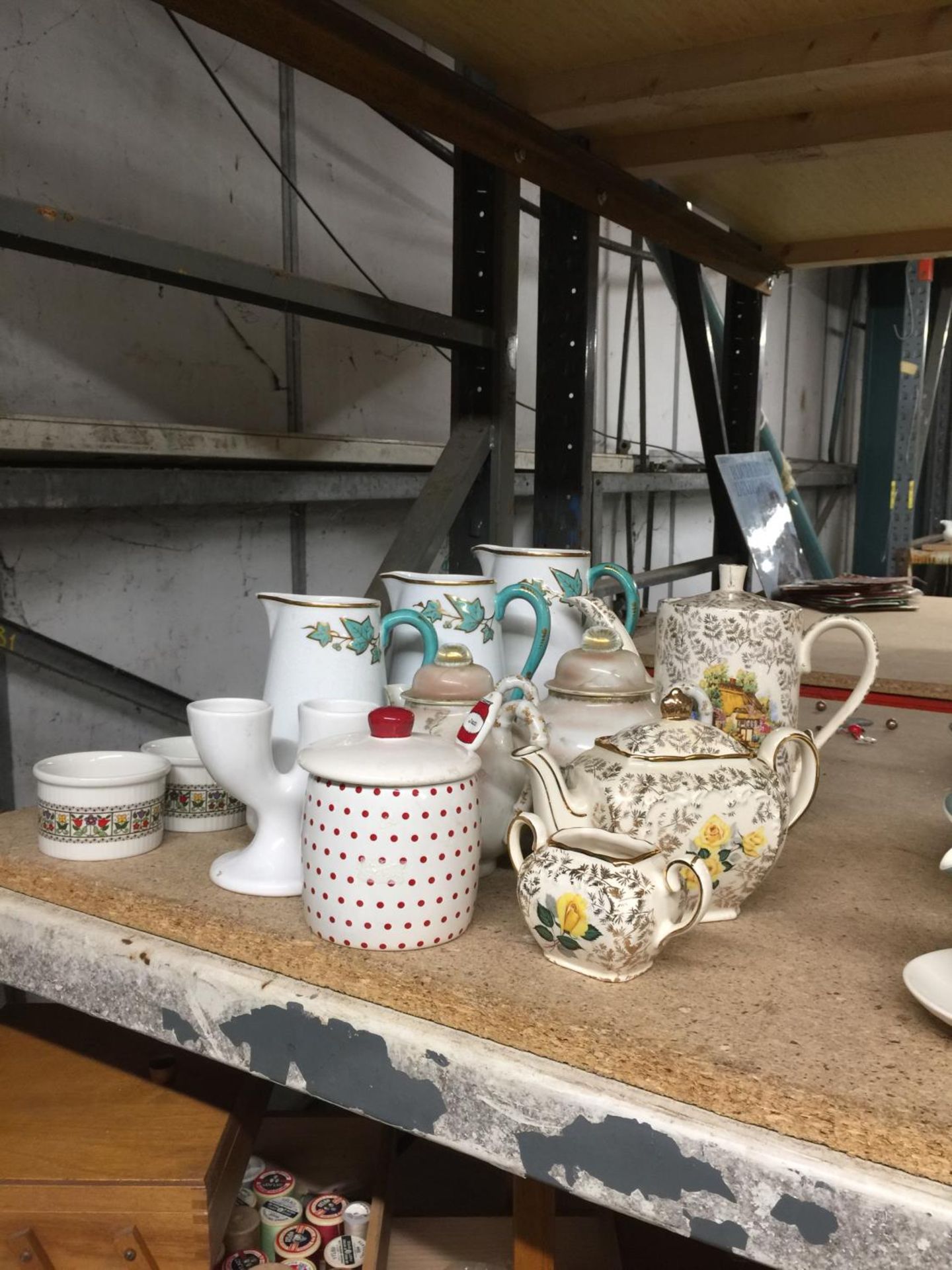 A COLLECTION OF CERAMICS TO INCLUDE A SADLER TEAPOT, COFFEE POT AND SUGAR BOWL, PLUS JUGS, RAMEKINS,