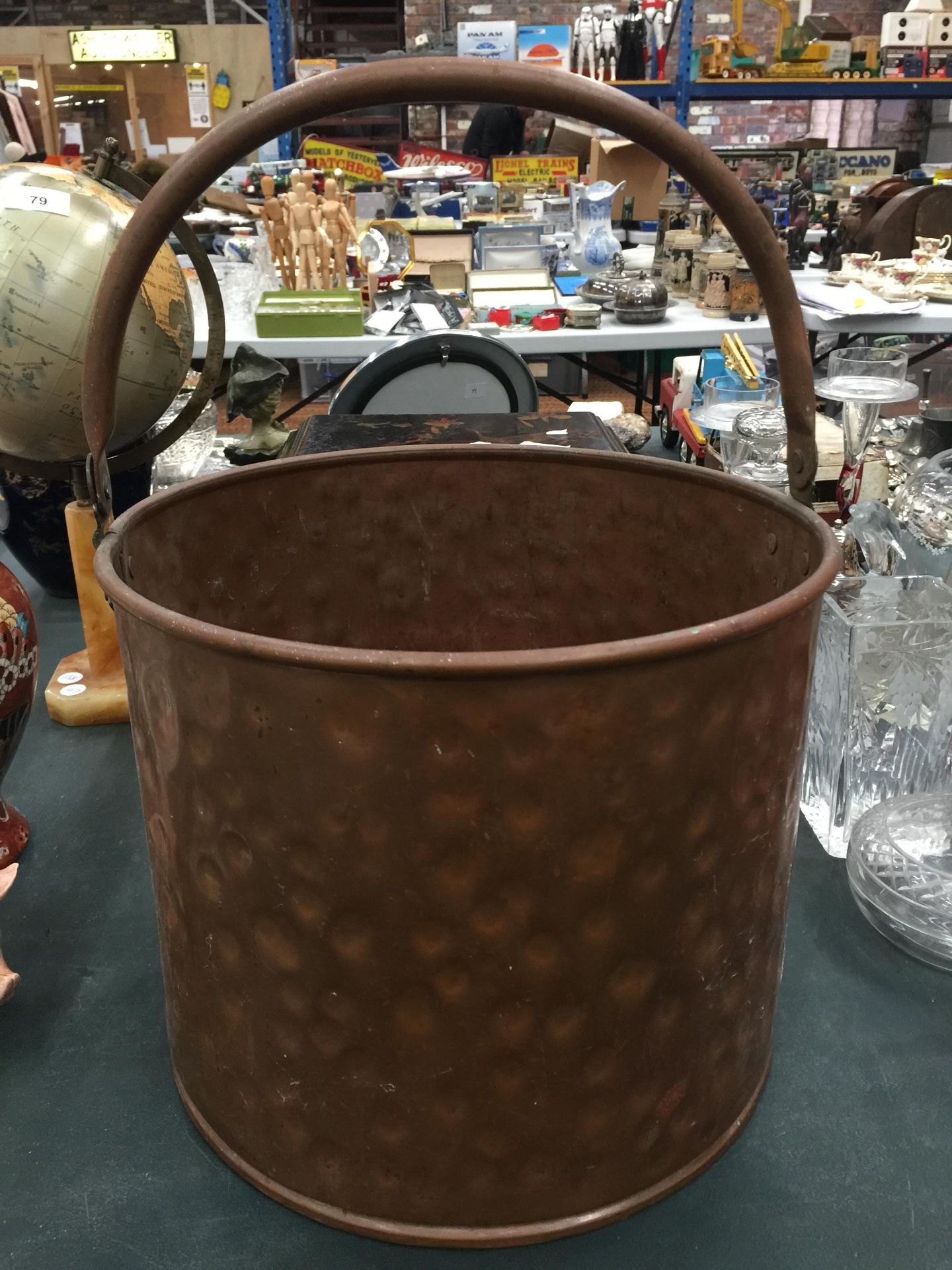 A COPPER BUCKET WITH HANDLE AND HAND BEATEN EFFECT HEIGHT 26CM, DIAMETER 31CM