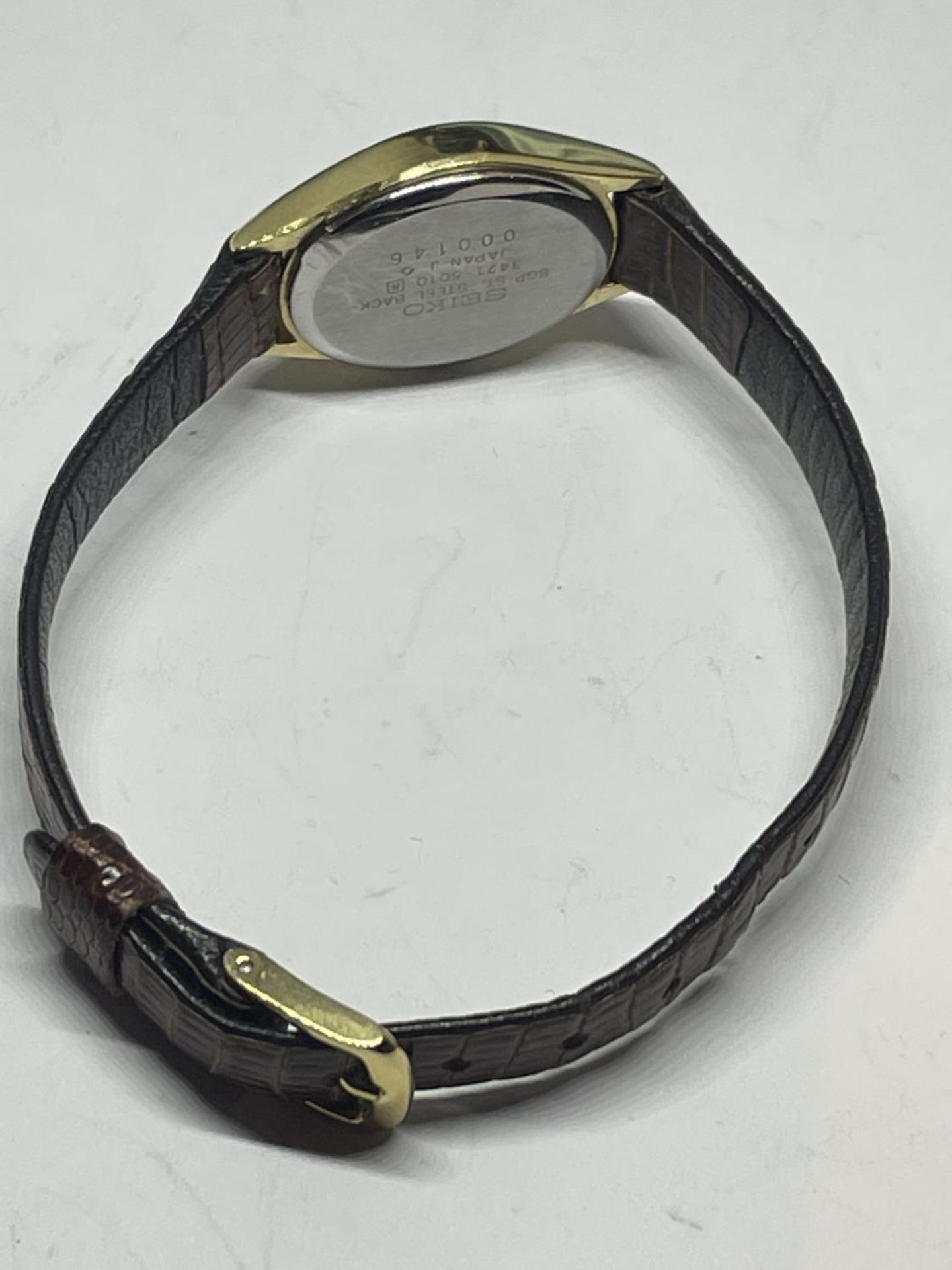 A SEIKO WRIST WATCH WITH A LEATHER STRAP IN A PRESENTATION BOX SEEN WORKING BUT NO WARRANTY - Image 3 of 4