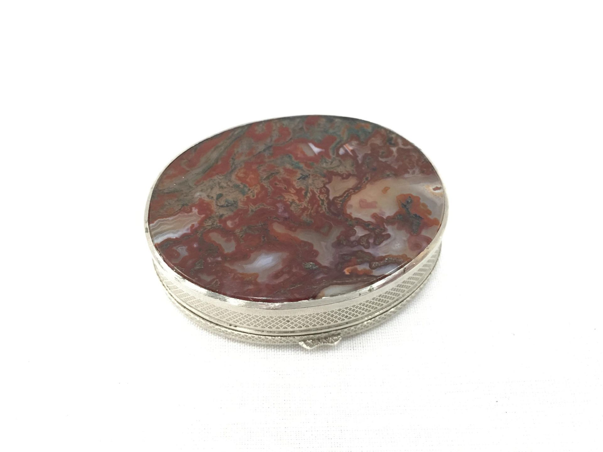 A SILVER PLATE AND AGATE PILL BOX - Image 3 of 6