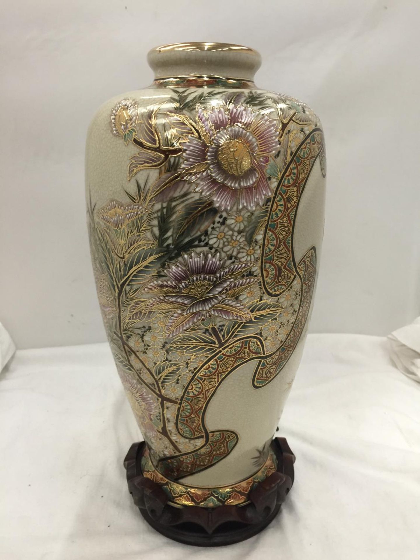 A LARGE ORIENTAL VASE WITH EMBOSSED DECORATION AND STAND HEIGHT APPROX 35CM - Image 3 of 12