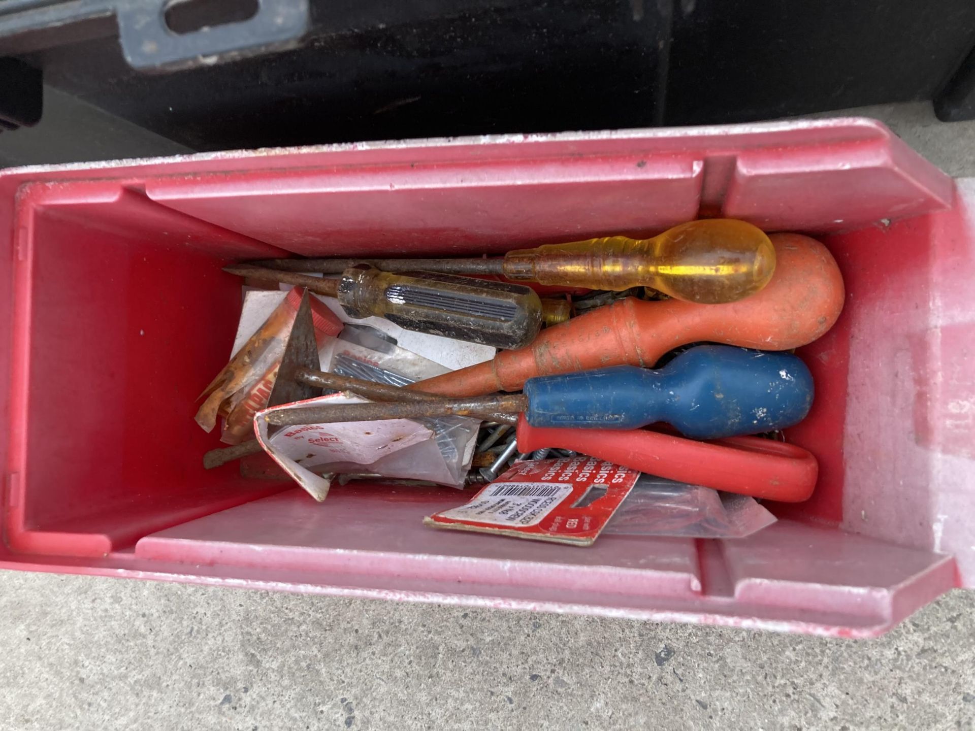 A PLASTIC TOOL BOX CONTAINING SCREW DRIVERS AND SOCKETS ETC - Image 4 of 4