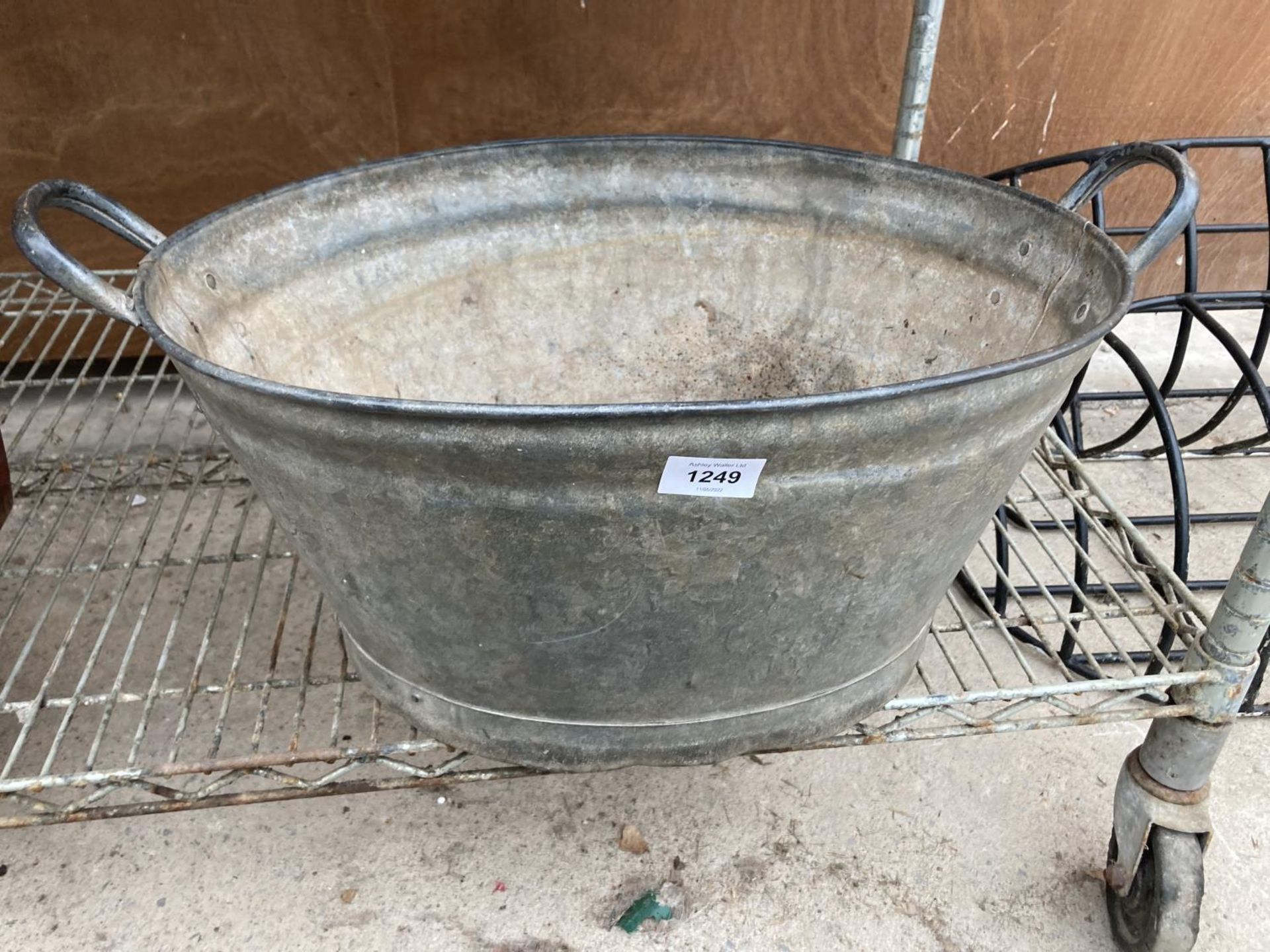 A VINTAGE GALVANISED TIN BATH