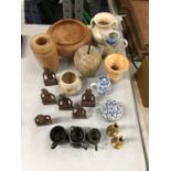 A COLLECTION OF TREEN AND CERAMIC ITEMS TO INCLUDE CARVED FIGURES, BOWLS, VASES, ETC
