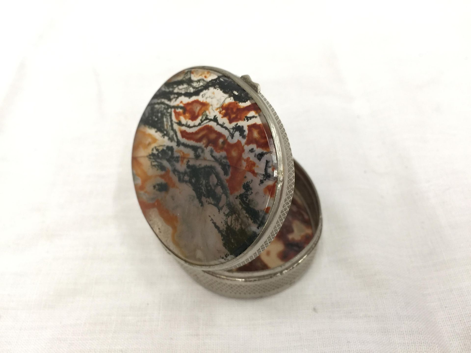 A SILVER PLATE AND AGATE PILL BOX - Image 5 of 6