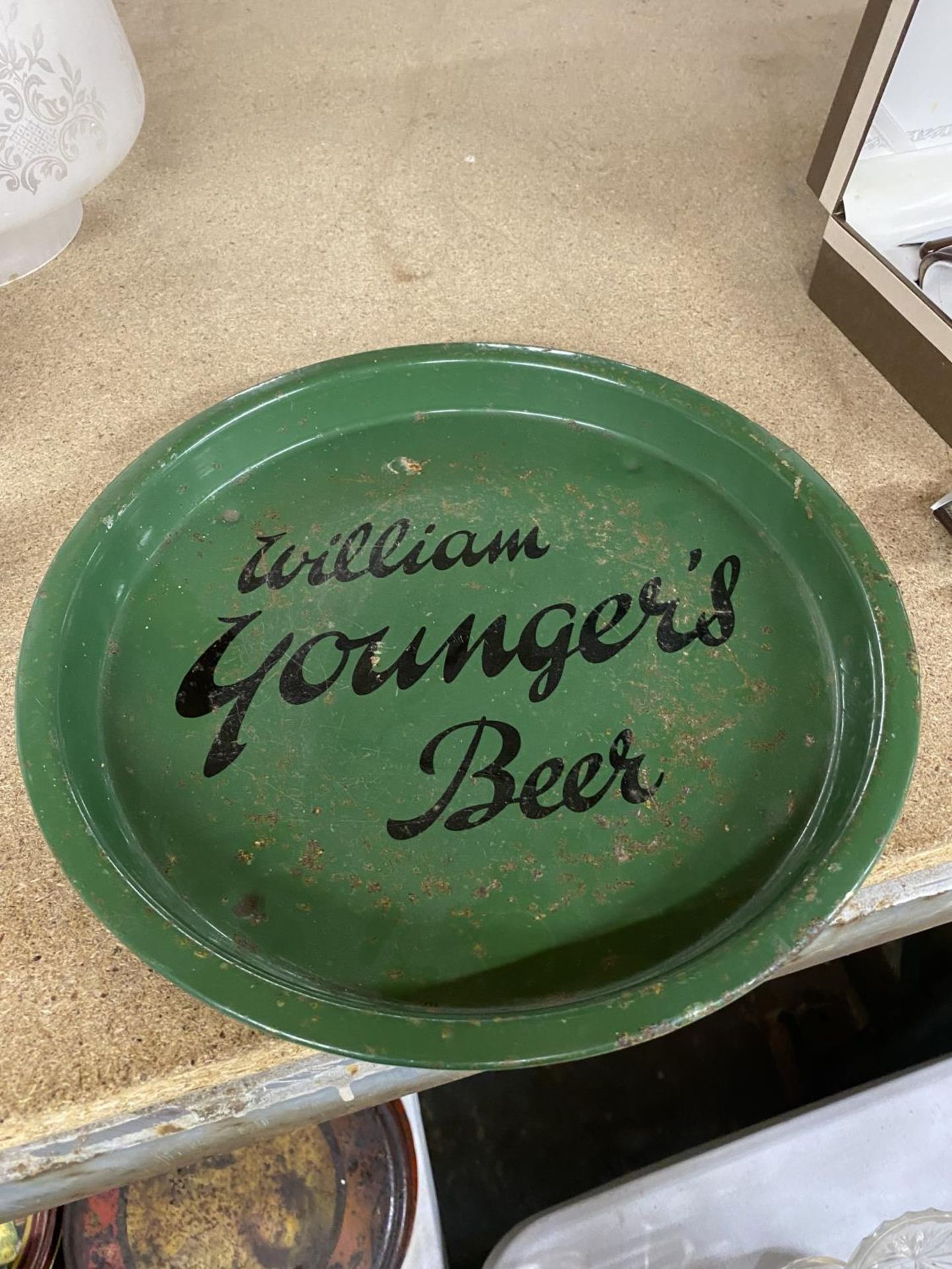 A WILLIAM'S YOUNGERS BEER VINTAGE ROUND GREEN PUB TRAY DIAMETER 16CM