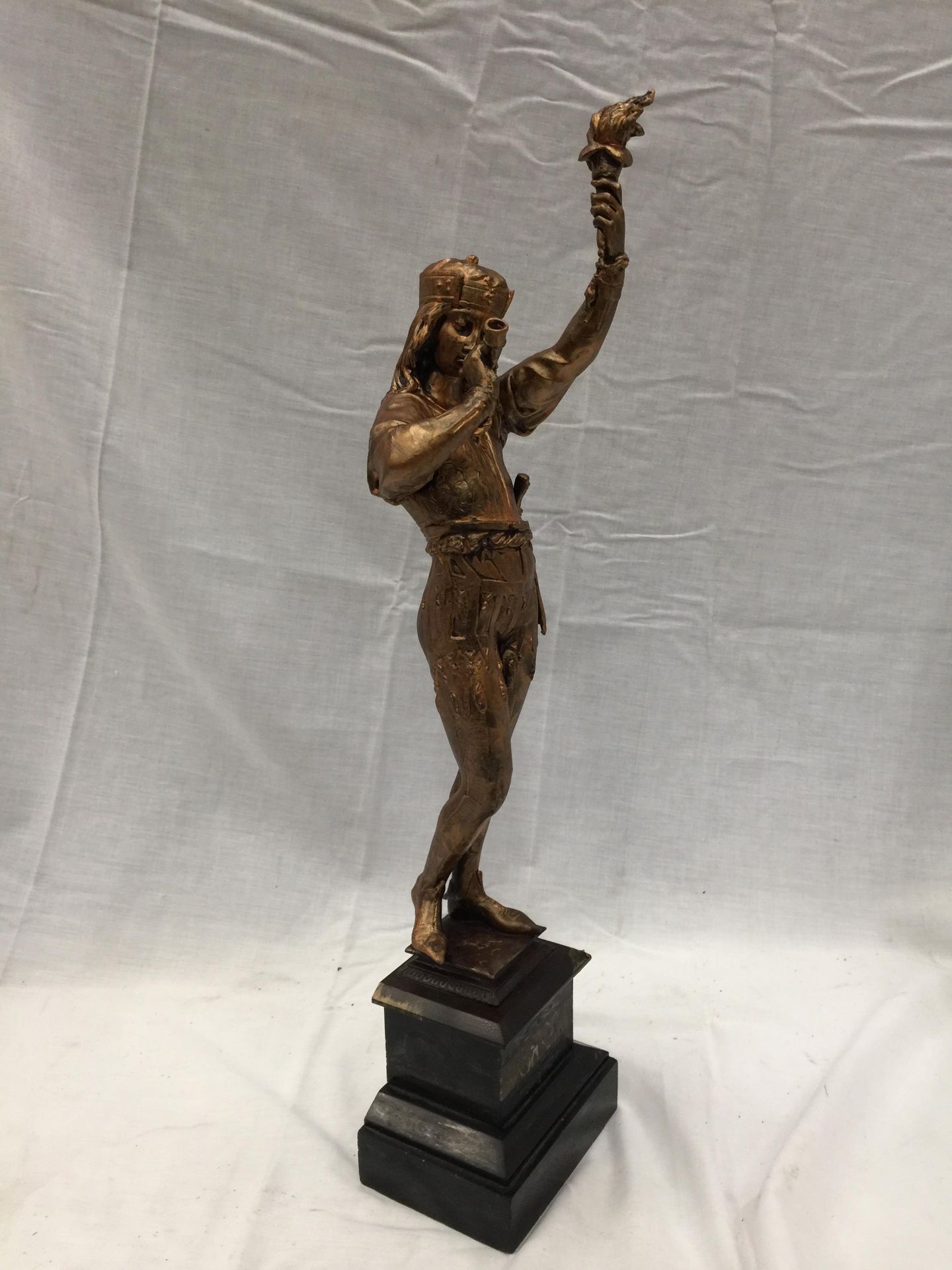 A METAL STATUETTE OF A CLASSICAL FIGURE ON A PLINT HEIGHT 60CM - Image 4 of 12