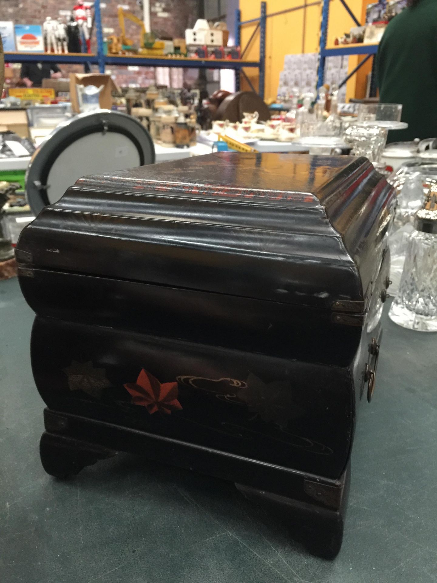 AN ORIENTAL STYLE BLACK LACQUERED BOX WITH DRAWER AND ORIENTAL DECORATION HEIGHT 22CM, LENGTH - Image 7 of 15