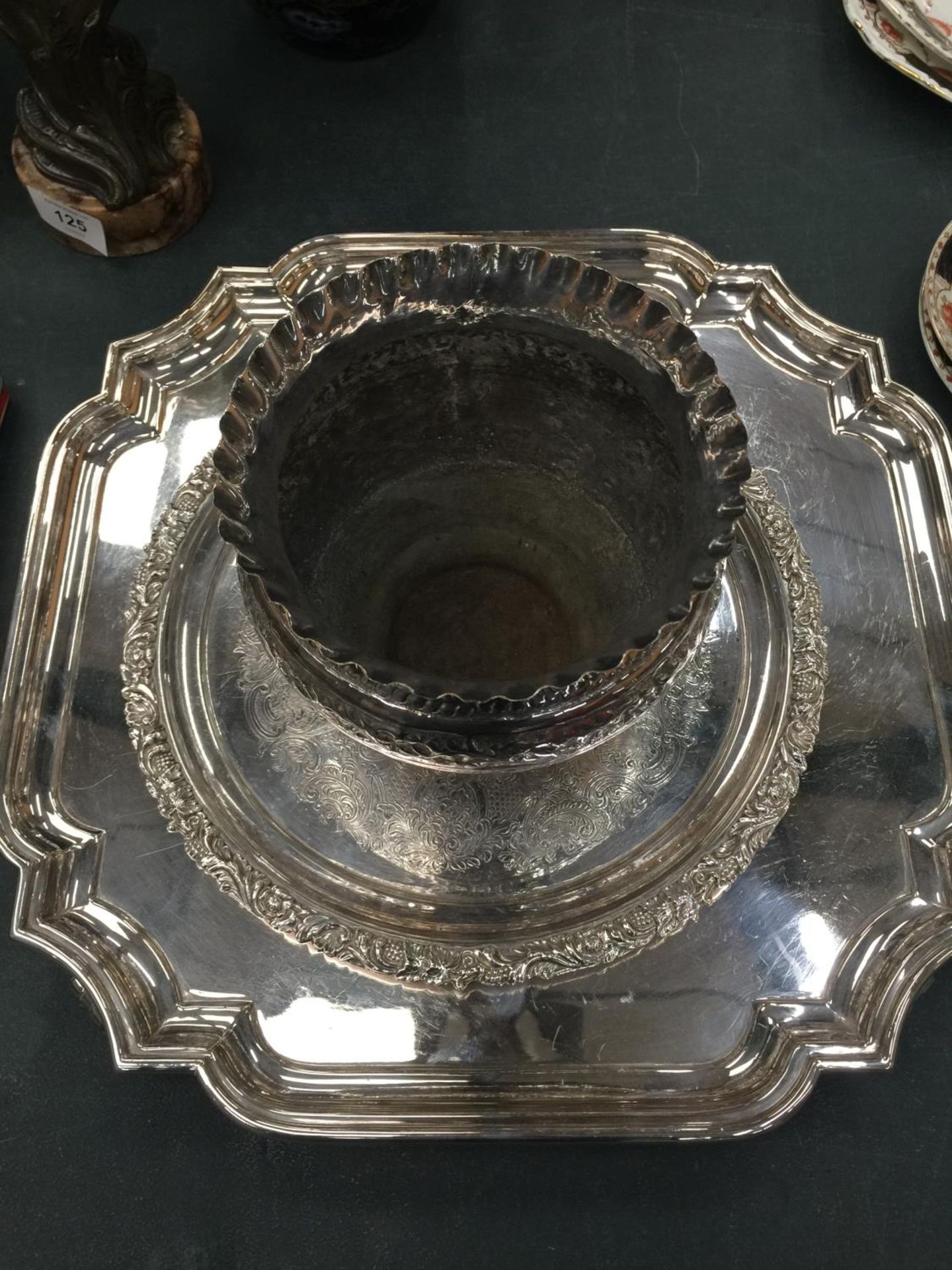 A LARGE BARKER ELLIS FOOTED SILVER PLATED TRAY DIAMETER 36CM, A SMALLER ENGRAVED TRAY AND AN ASIAN - Image 9 of 9