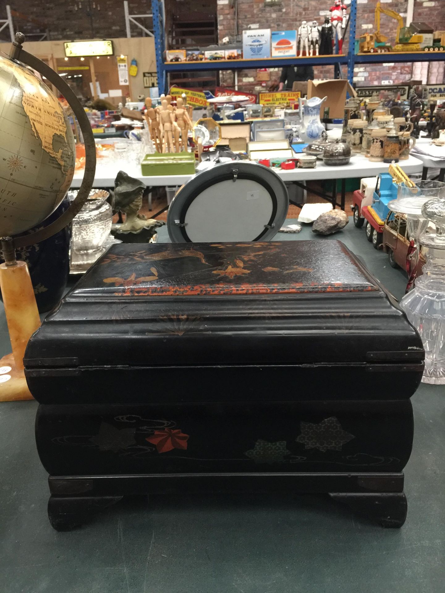 AN ORIENTAL STYLE BLACK LACQUERED BOX WITH DRAWER AND ORIENTAL DECORATION HEIGHT 22CM, LENGTH - Image 10 of 15