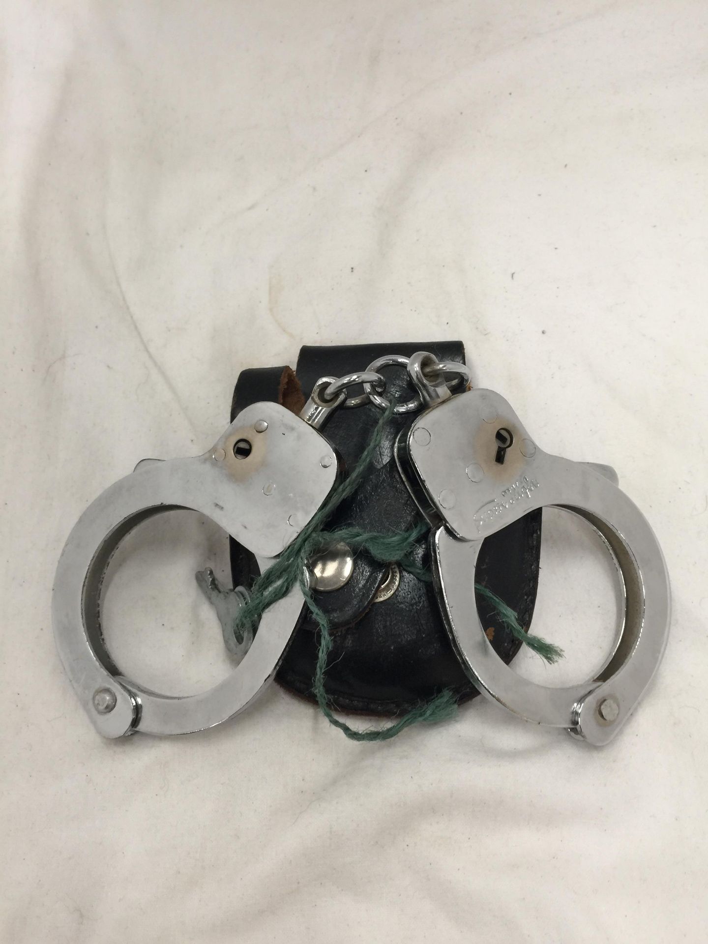 A PAIR OF HANDCUFFS WITH KEY IN A LEATHER POUCH - Image 4 of 6