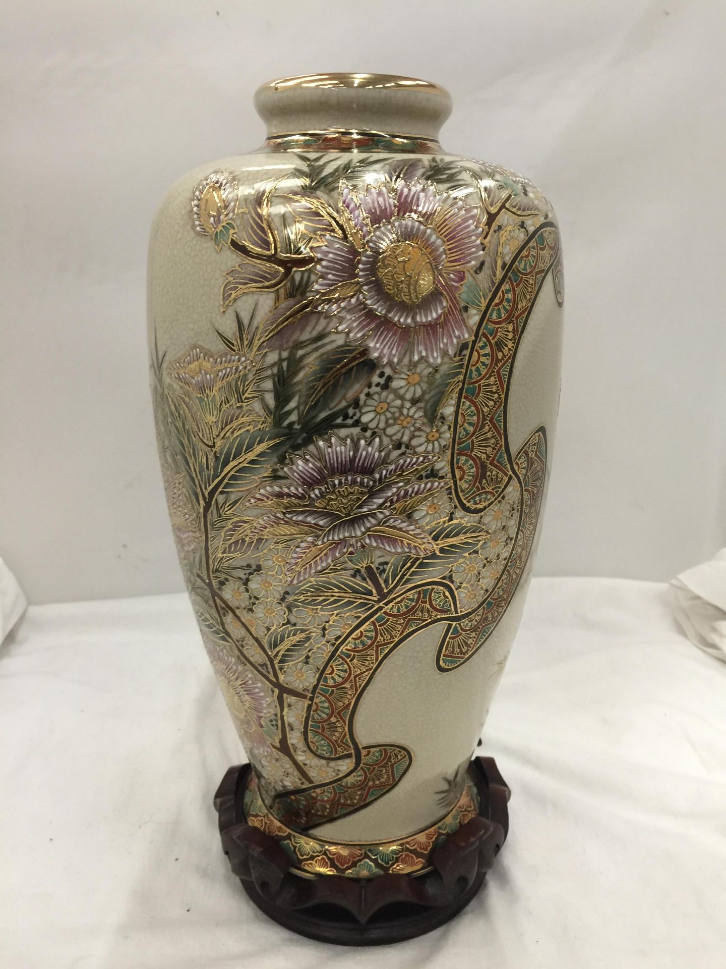 A LARGE ORIENTAL VASE WITH EMBOSSED DECORATION AND STAND HEIGHT APPROX 35CM