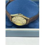 A SEIKO WRIST WATCH WITH A LEATHER STRAP IN A PRESENTATION BOX SEEN WORKING BUT NO WARRANTY