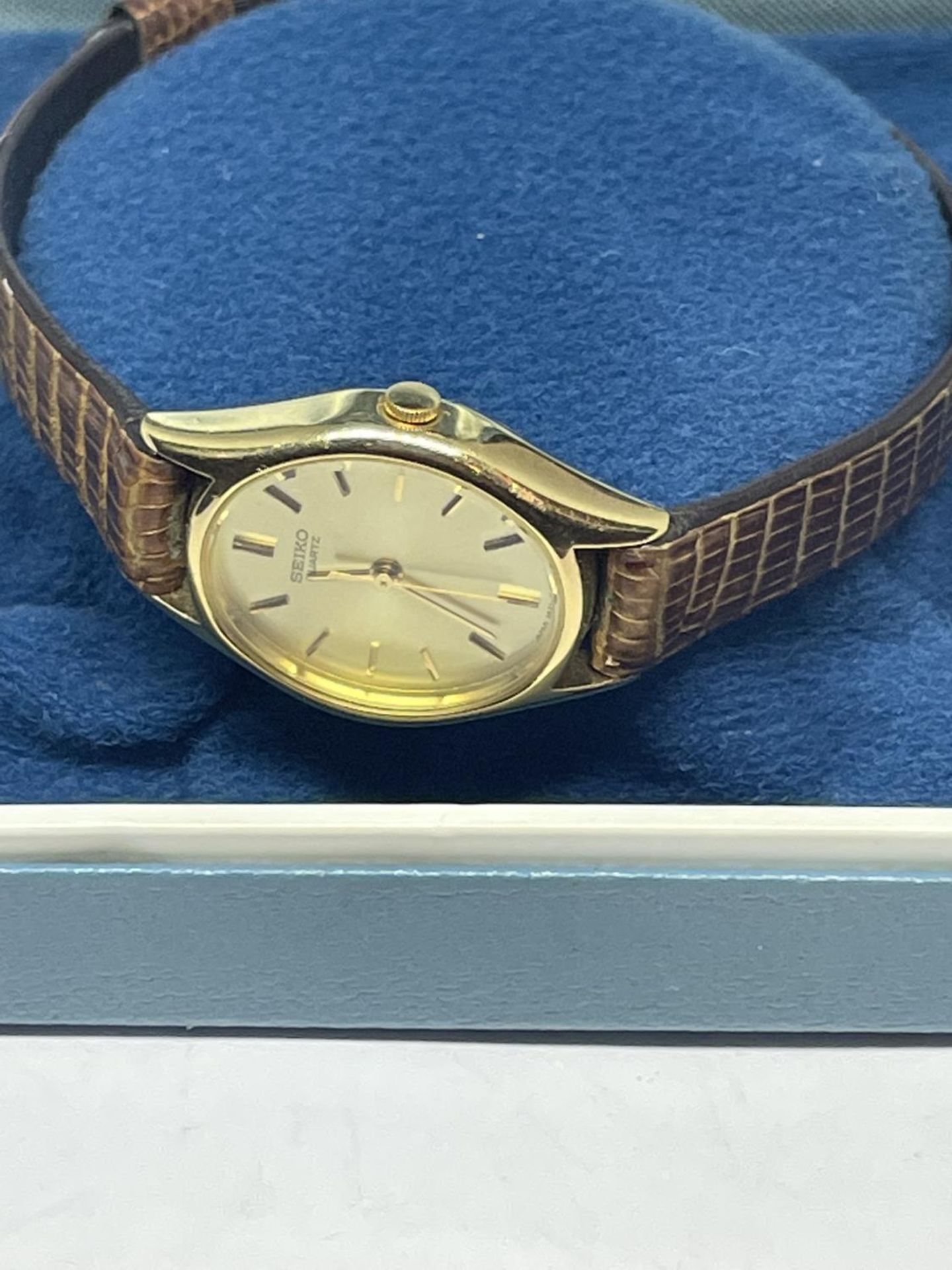 A SEIKO WRIST WATCH WITH A LEATHER STRAP IN A PRESENTATION BOX SEEN WORKING BUT NO WARRANTY