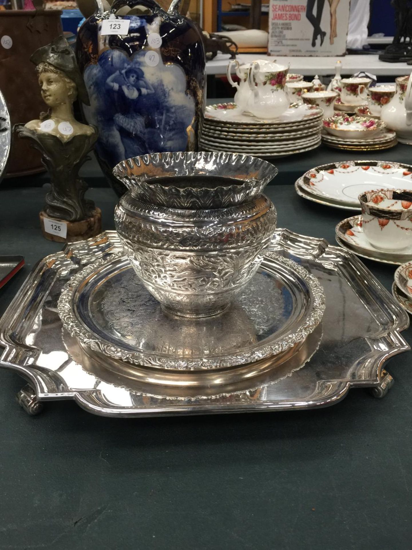 A LARGE BARKER ELLIS FOOTED SILVER PLATED TRAY DIAMETER 36CM, A SMALLER ENGRAVED TRAY AND AN ASIAN - Image 2 of 9