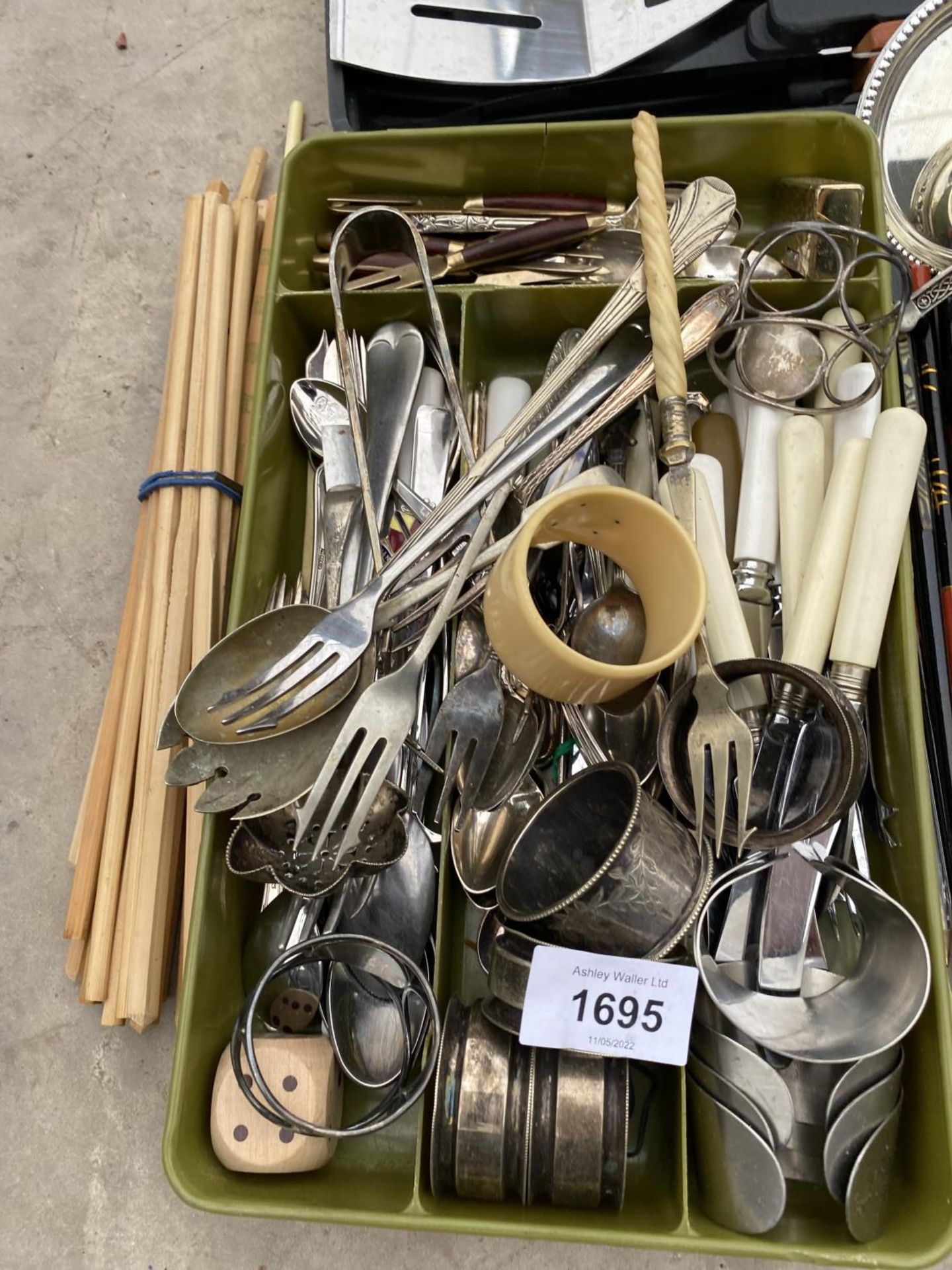 A LARGE ASSORTMENT OF FLATWARE TO INCLUDE A BBQ UTENSIL SET, KNIVES AND NAPKIN RINGS ETC - Image 3 of 4