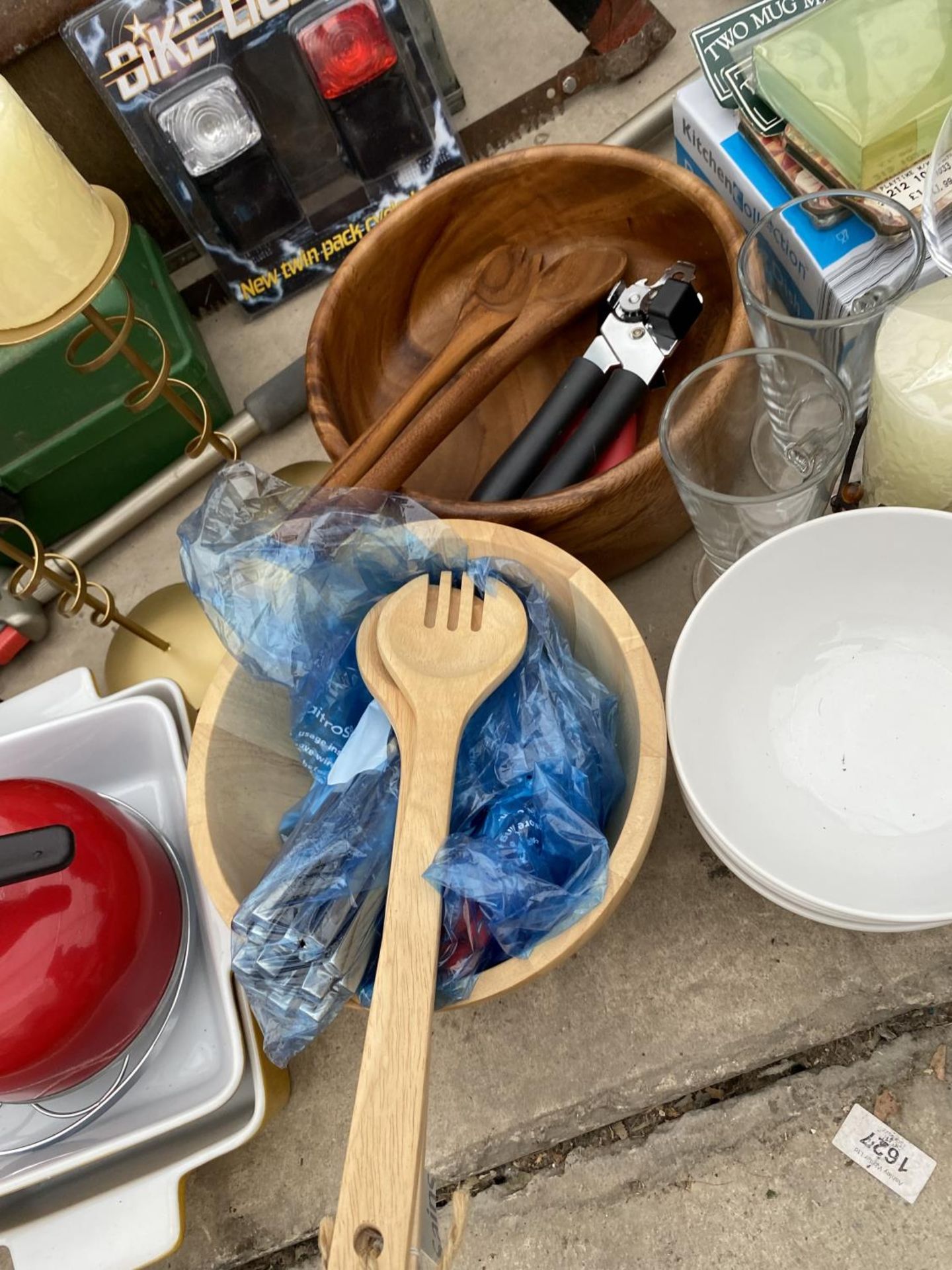 AN ASSORTMENT OF KITCHEN ITEMS TO INCLUDE SALAD BOWLS, RAMEKINS AND CANDLE HOLDERS ETC - Image 4 of 6